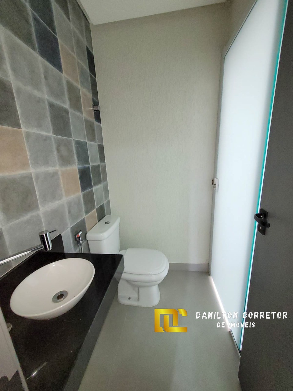 Casa duplex com 4 quartos e fino acabamento a venda na praia do morro