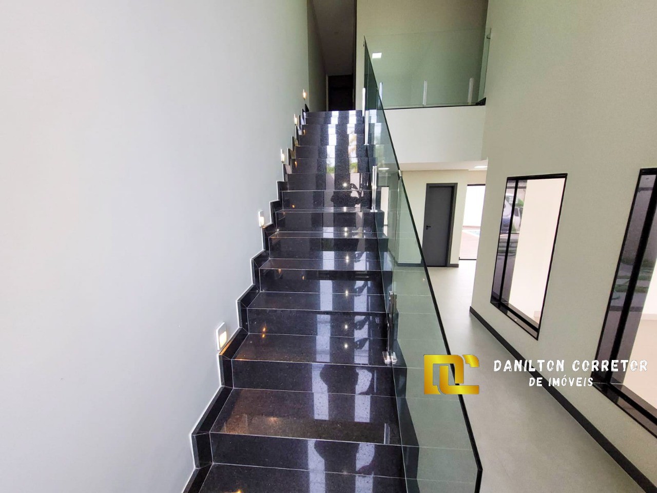 Casa duplex com 4 quartos e fino acabamento a venda na praia do morro