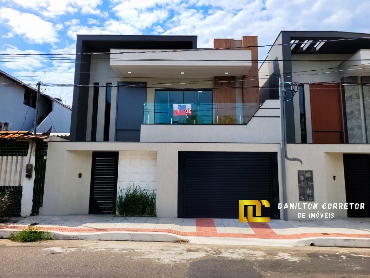 Casa duplex com 4 quartos e fino acabamento a venda na praia do morro