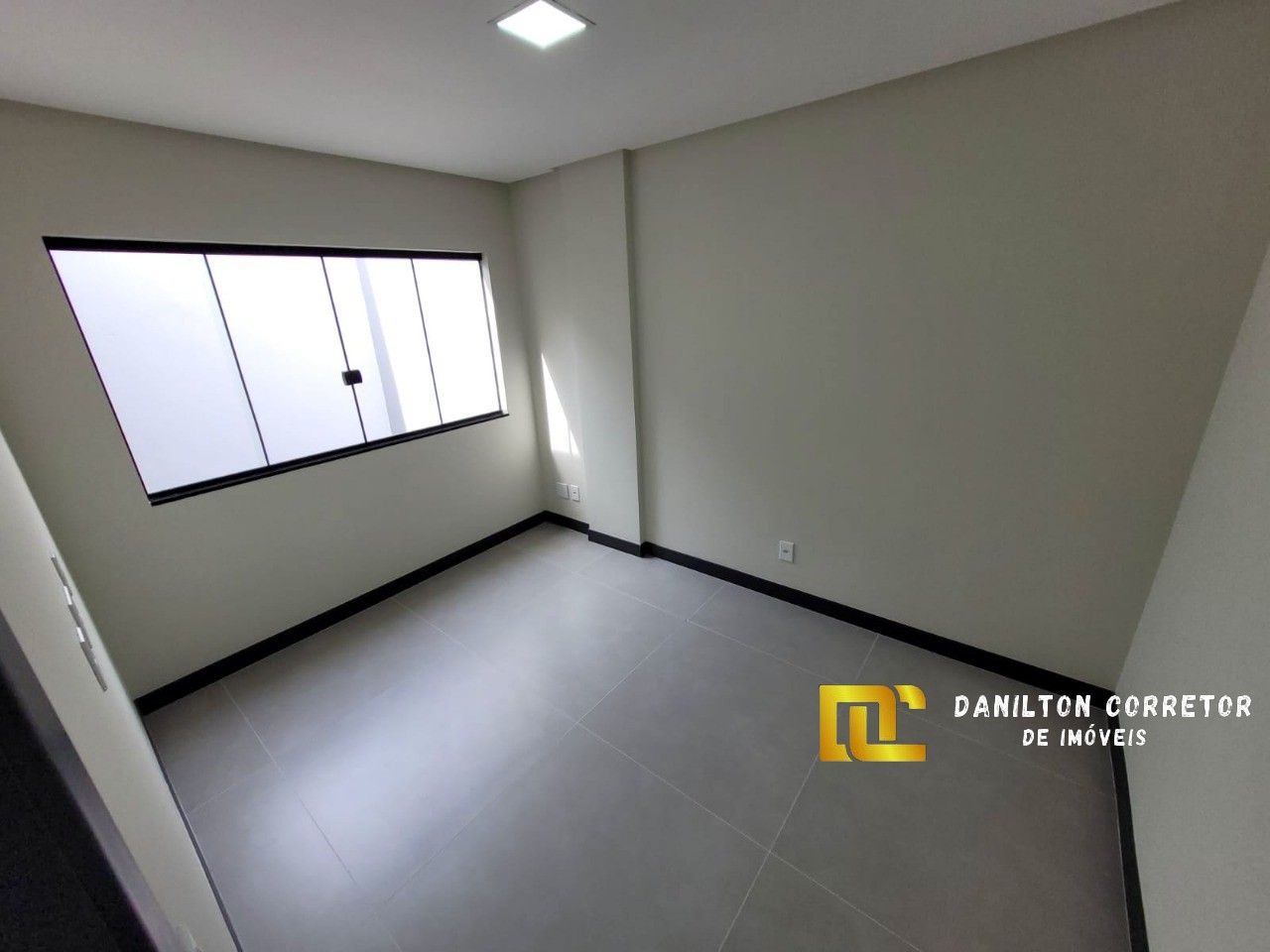 Casa duplex com 4 quartos e fino acabamento a venda na praia do morro