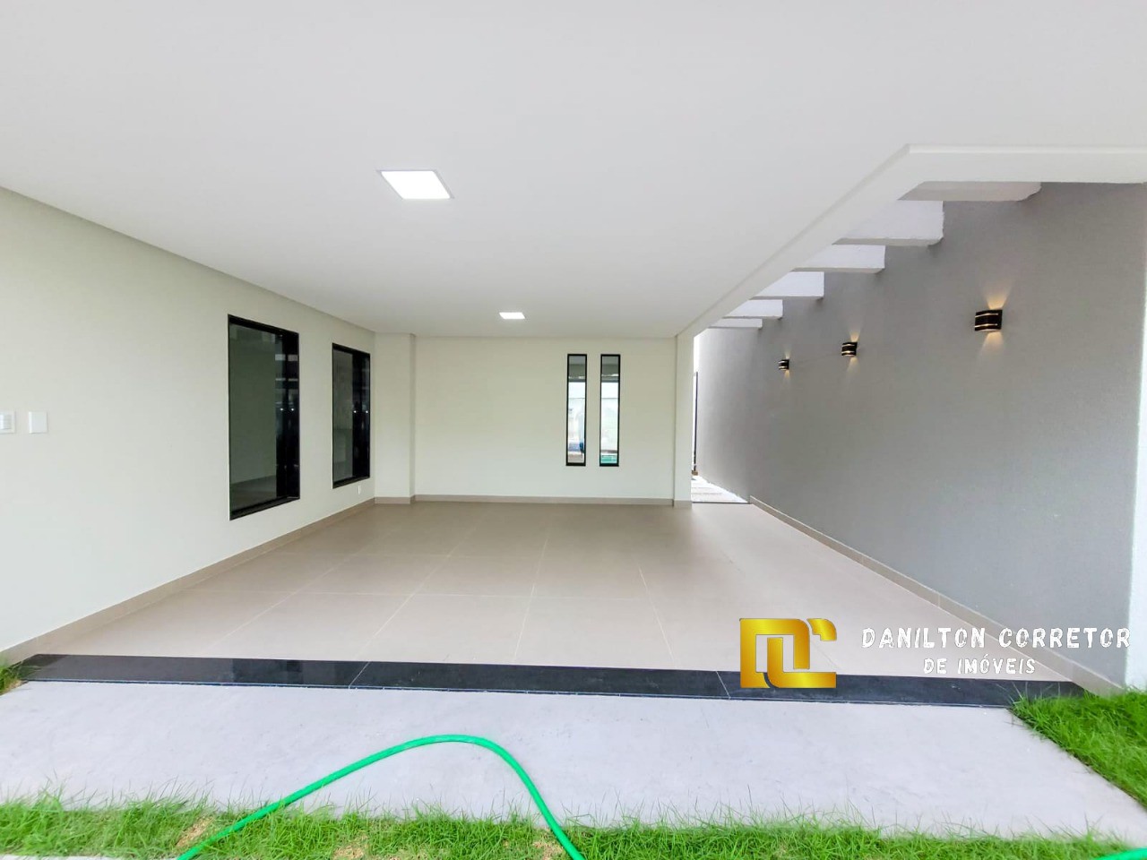 Casa duplex com 4 quartos e fino acabamento a venda na praia do morro