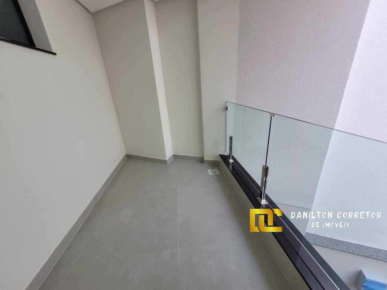 Casa duplex com 4 quartos e fino acabamento a venda na praia do morro