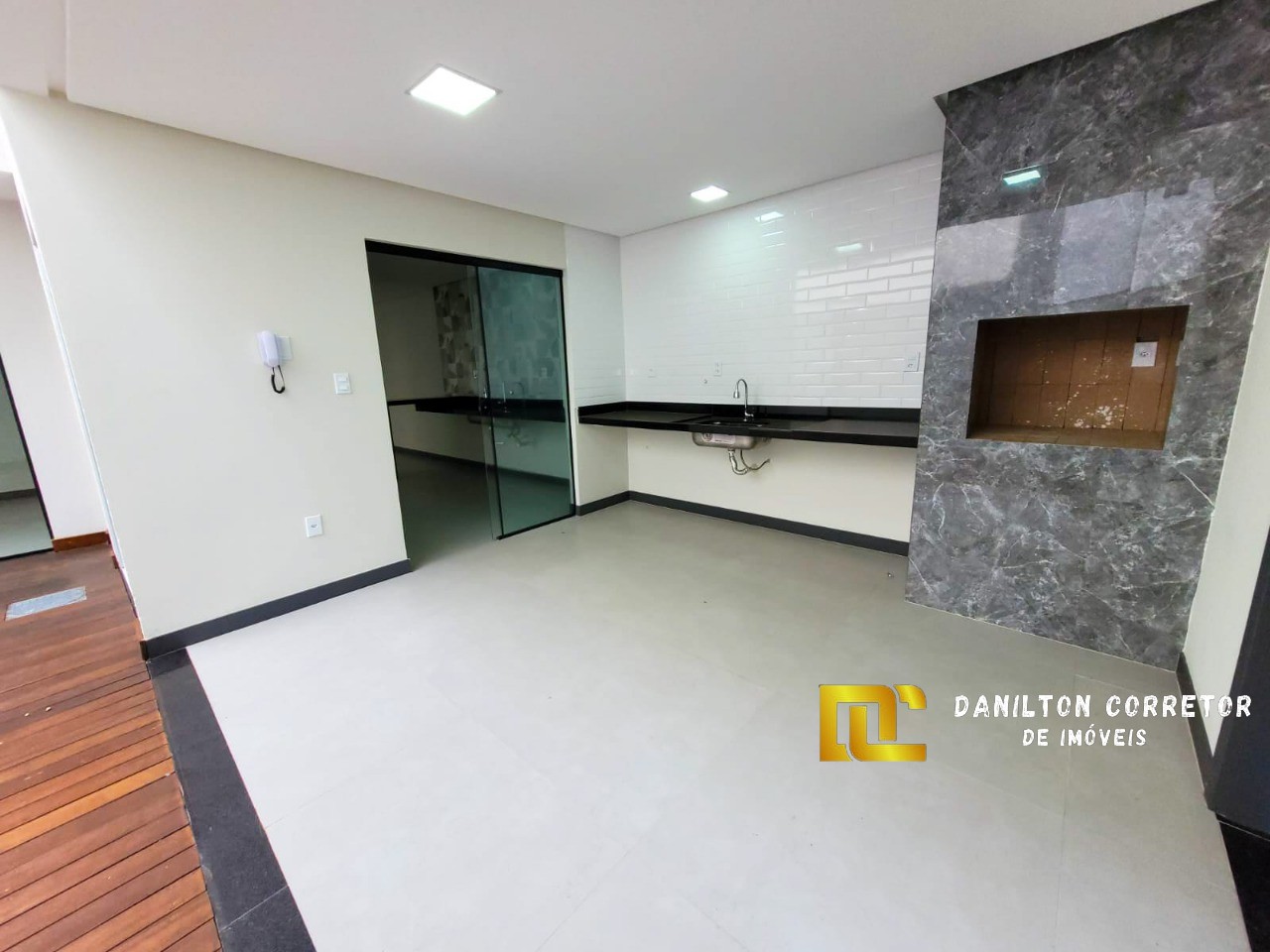 Casa duplex com 4 quartos e fino acabamento a venda na praia do morro
