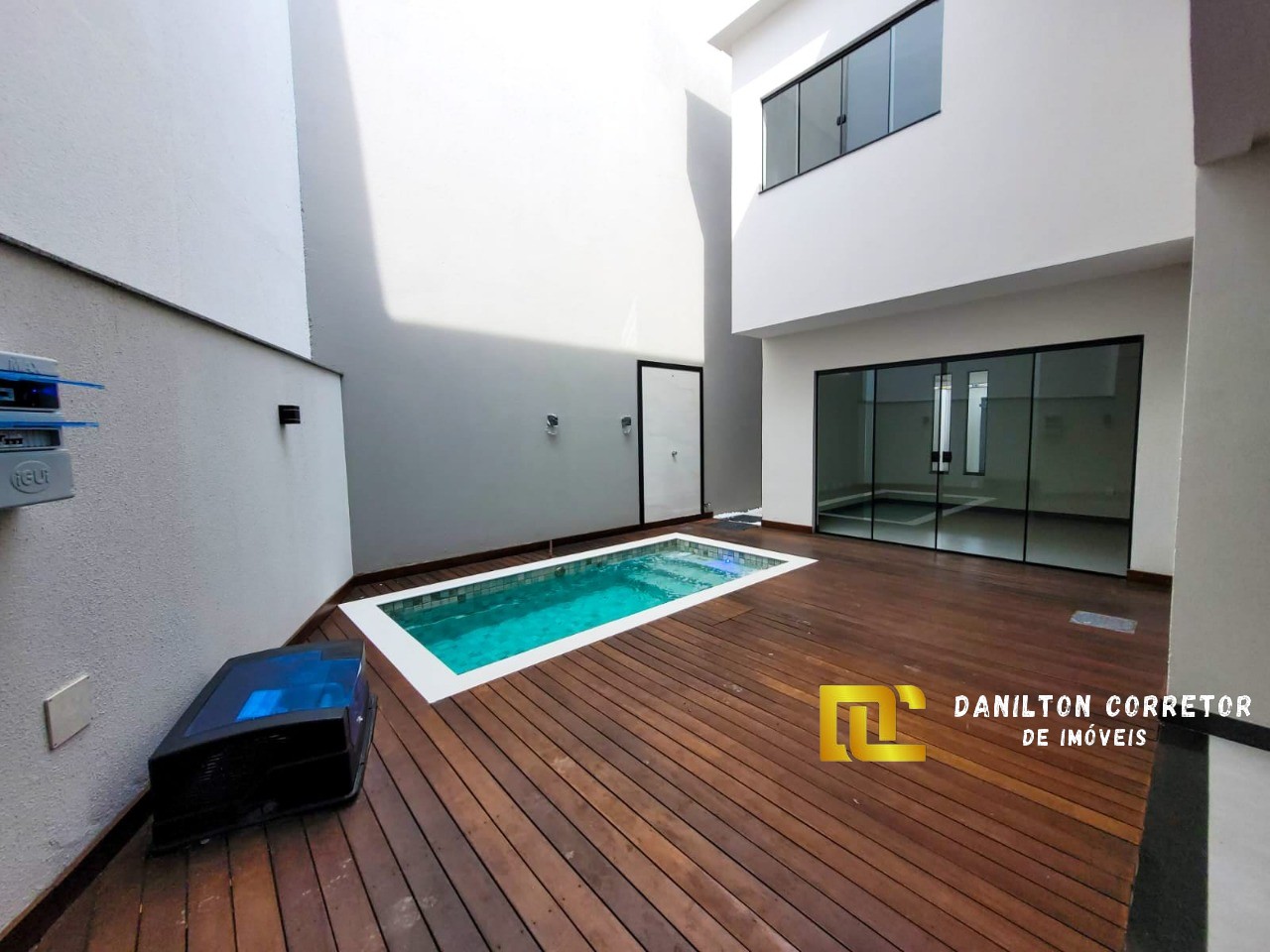 Casa duplex com 4 quartos e fino acabamento a venda na praia do morro