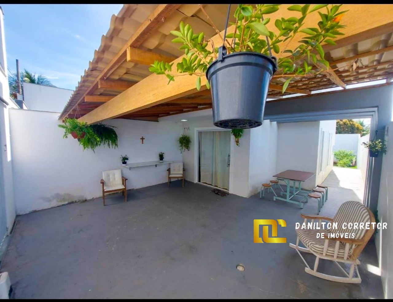 Casa a venda em santa monica com quintal e árvores frutíferas (preço baixo)
