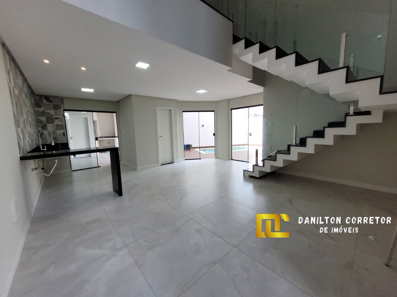 Casa duplex alto padrão 4 quartos sendo 3 suítes a venda na praia do morro