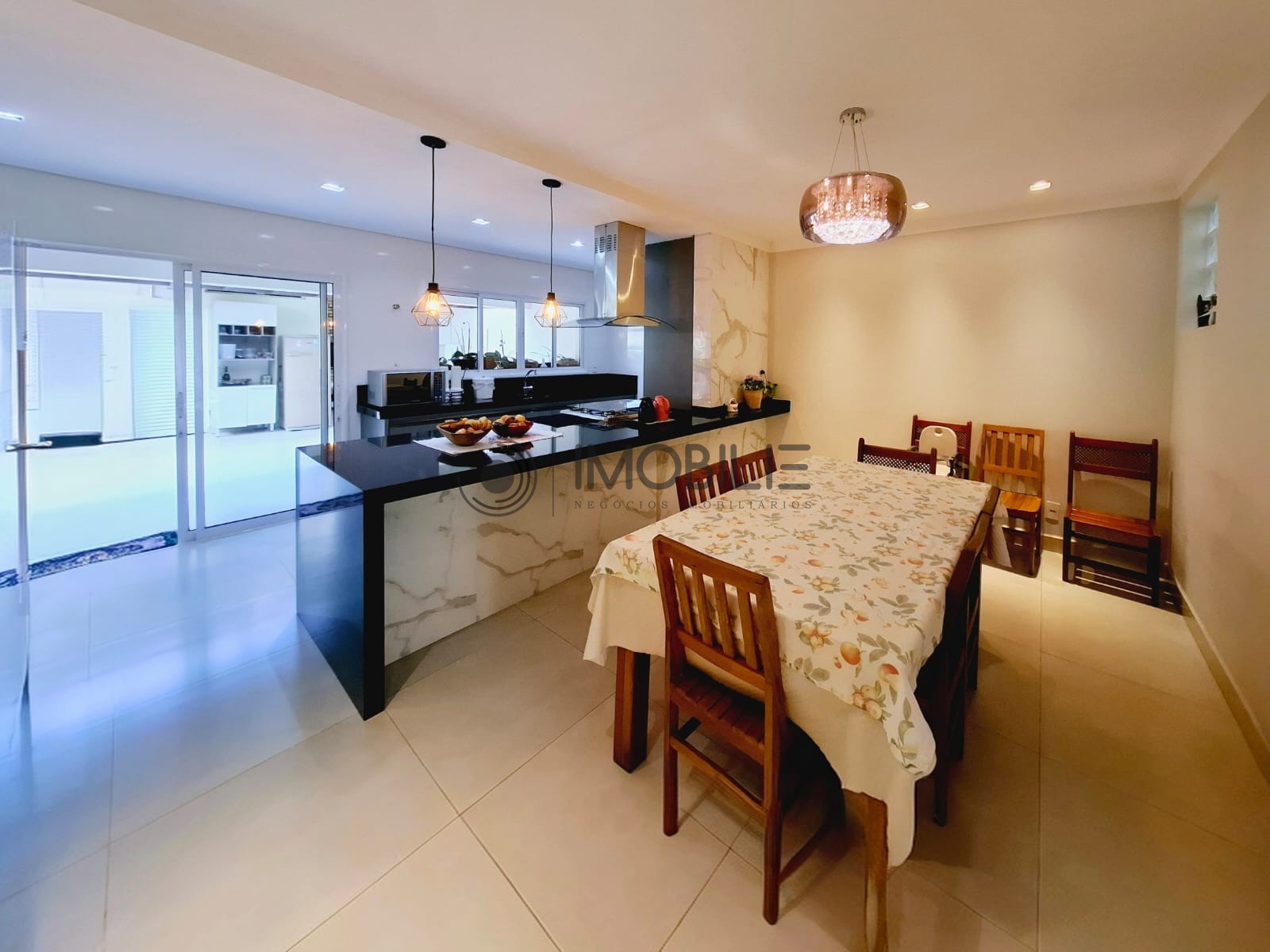 Casa, 4 quartos, 240 m² - Foto 1