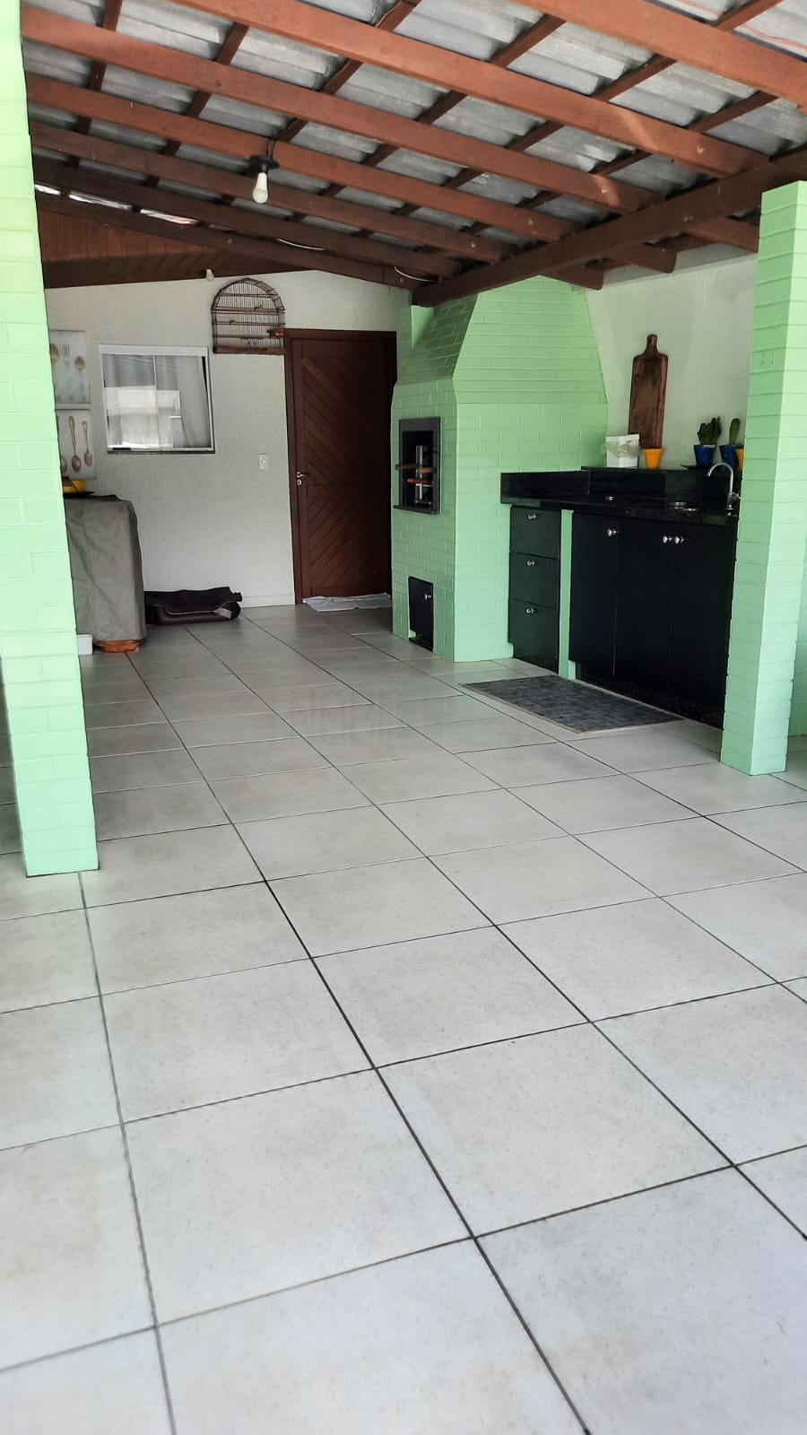 NOBILLE IMÓVEIS vende - Excelente casa a 700 metros da praia dos Ingleses