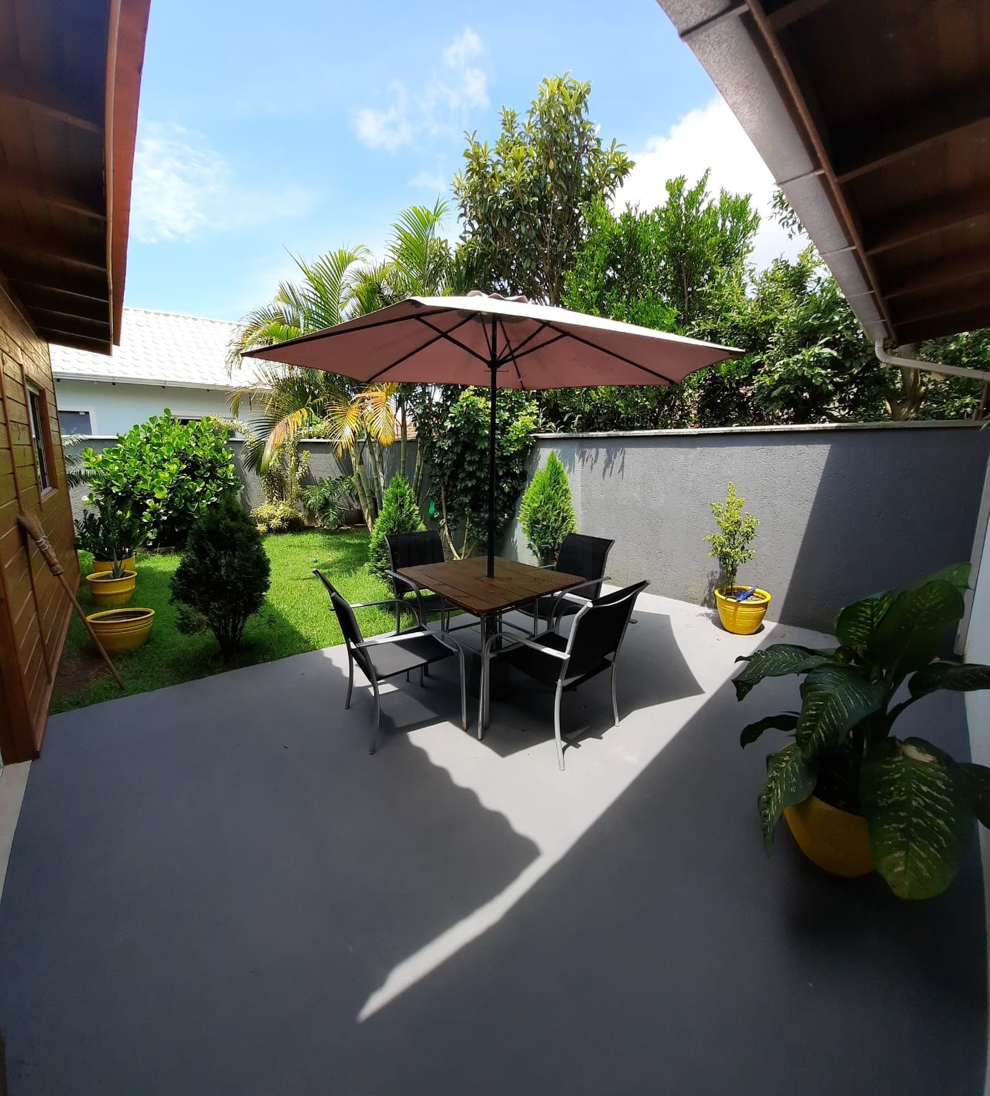 NOBILLE IMÓVEIS vende - Excelente casa a 700 metros da praia dos Ingleses