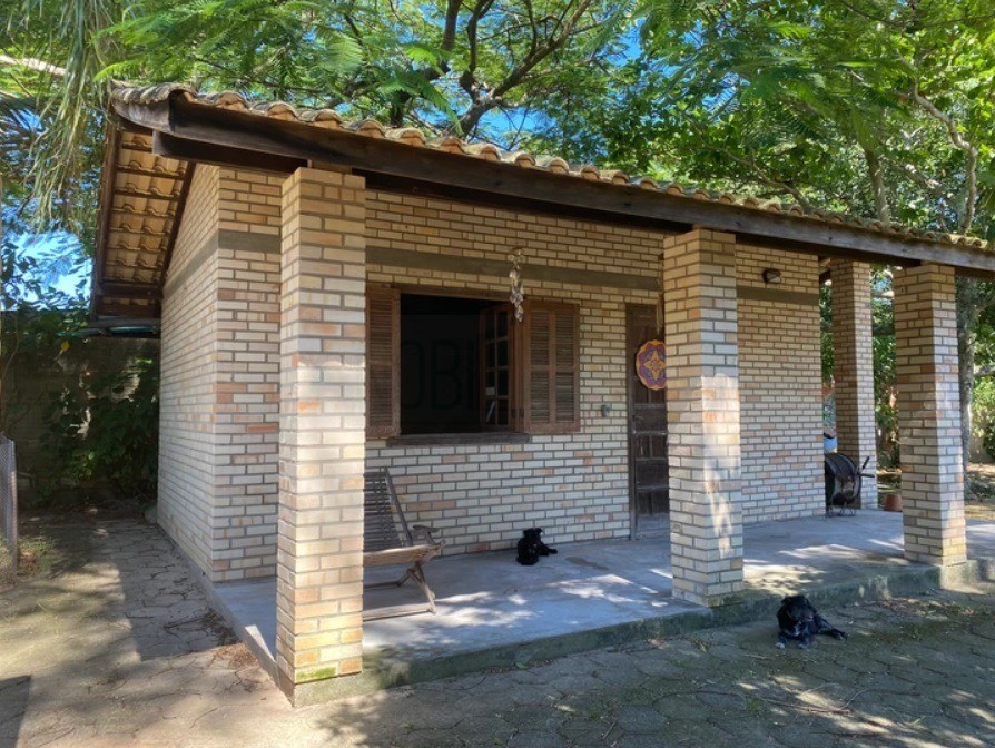 NOBILLE IMÓVEIS vende - Belíssima casa em rua tranquila com trilha para a praia do Moçambique, aproximadamente 2km pelas dunas