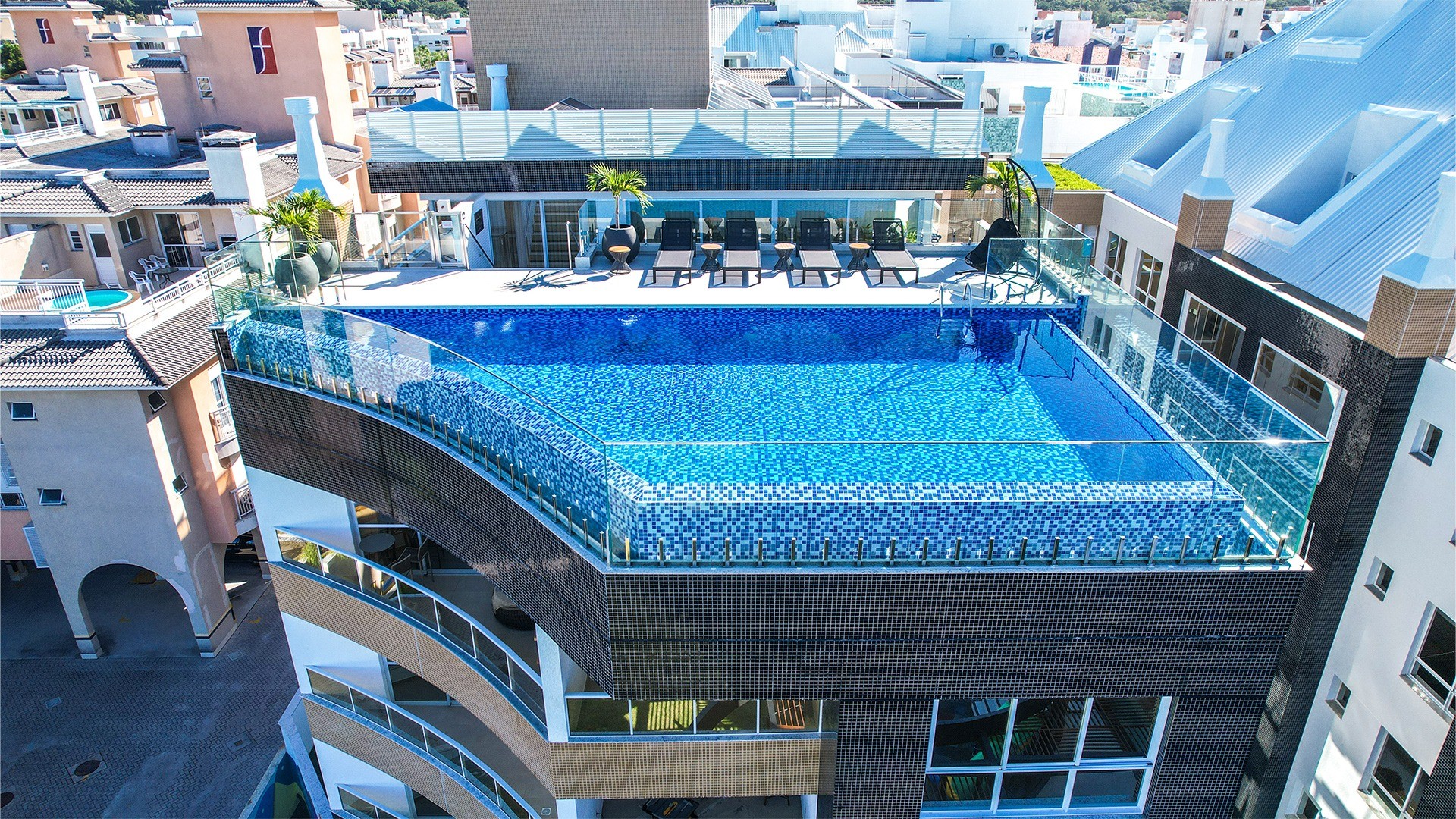 NOBILLE IMÓVEIS VENDE - Apartamento frente rua com 03 suítes a 120m do mar na Praia dos Ingleses em Florianópolis/SC.