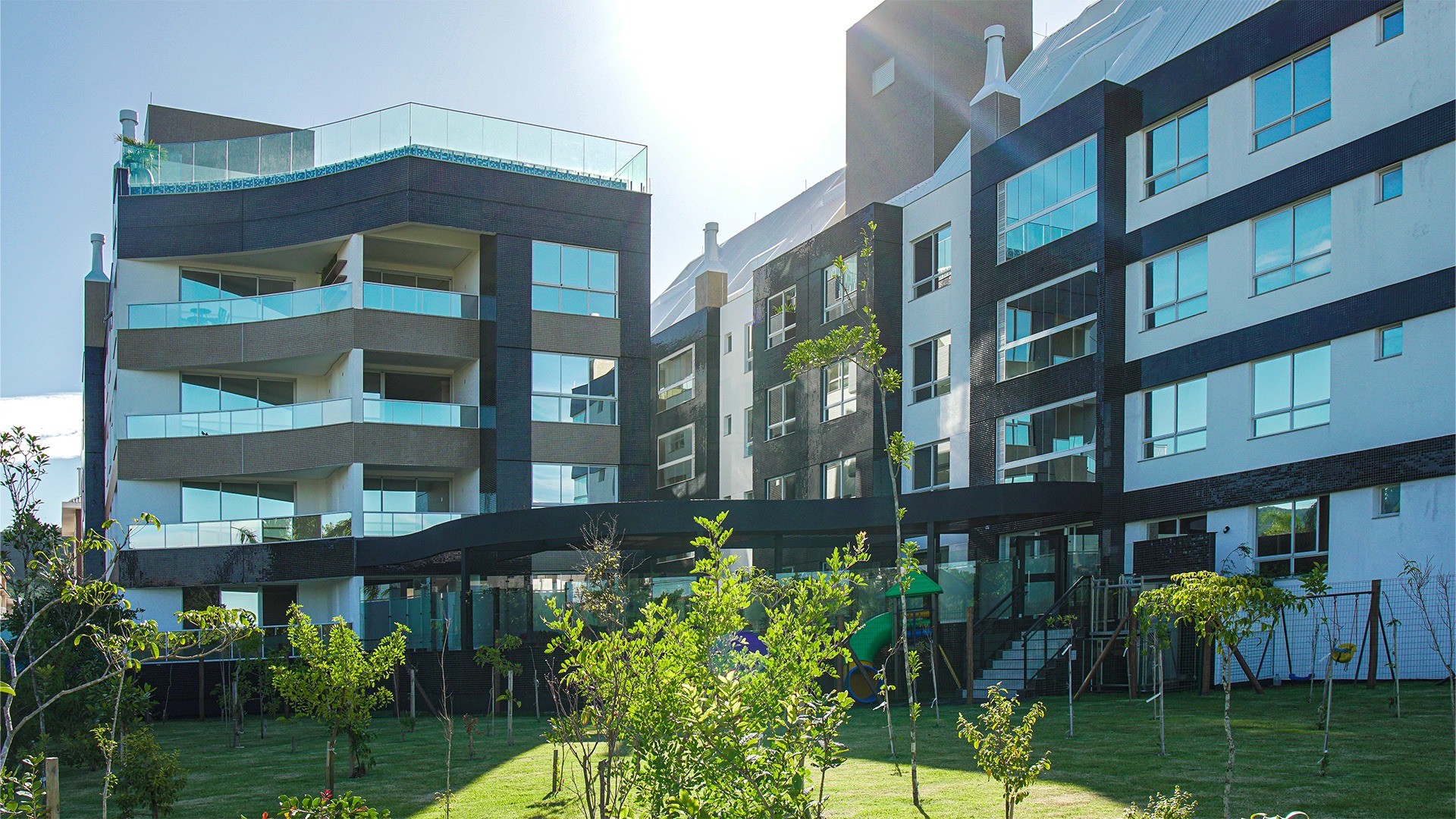 NOBILLE IMÓVEIS VENDE - Apartamento frente rua a 120m do mar na área nobre da Praia dos Ingleses - Florianópolis/SC.