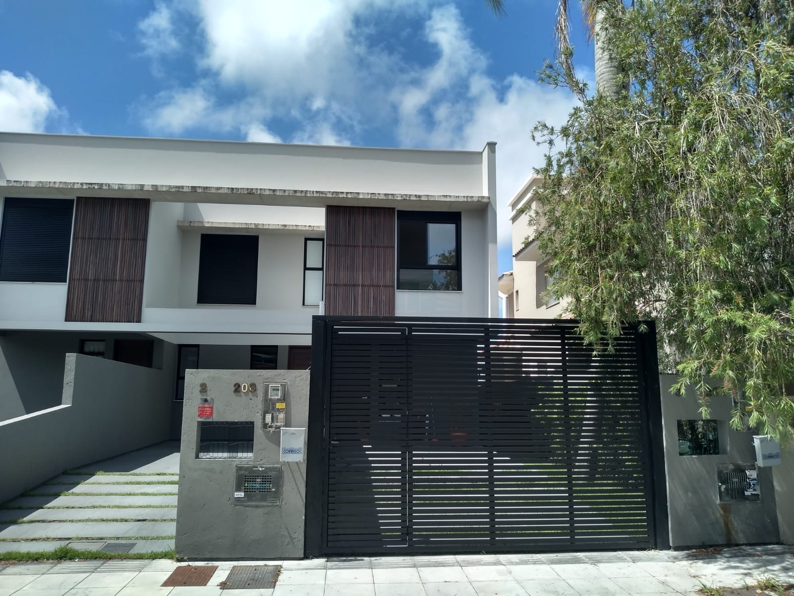 NOBILLE IMÓVEIS vende - excelente casa mobiliada com 127m² a 800m da praia de Cachoeira do Bom Jesus - Florianópolis - SC