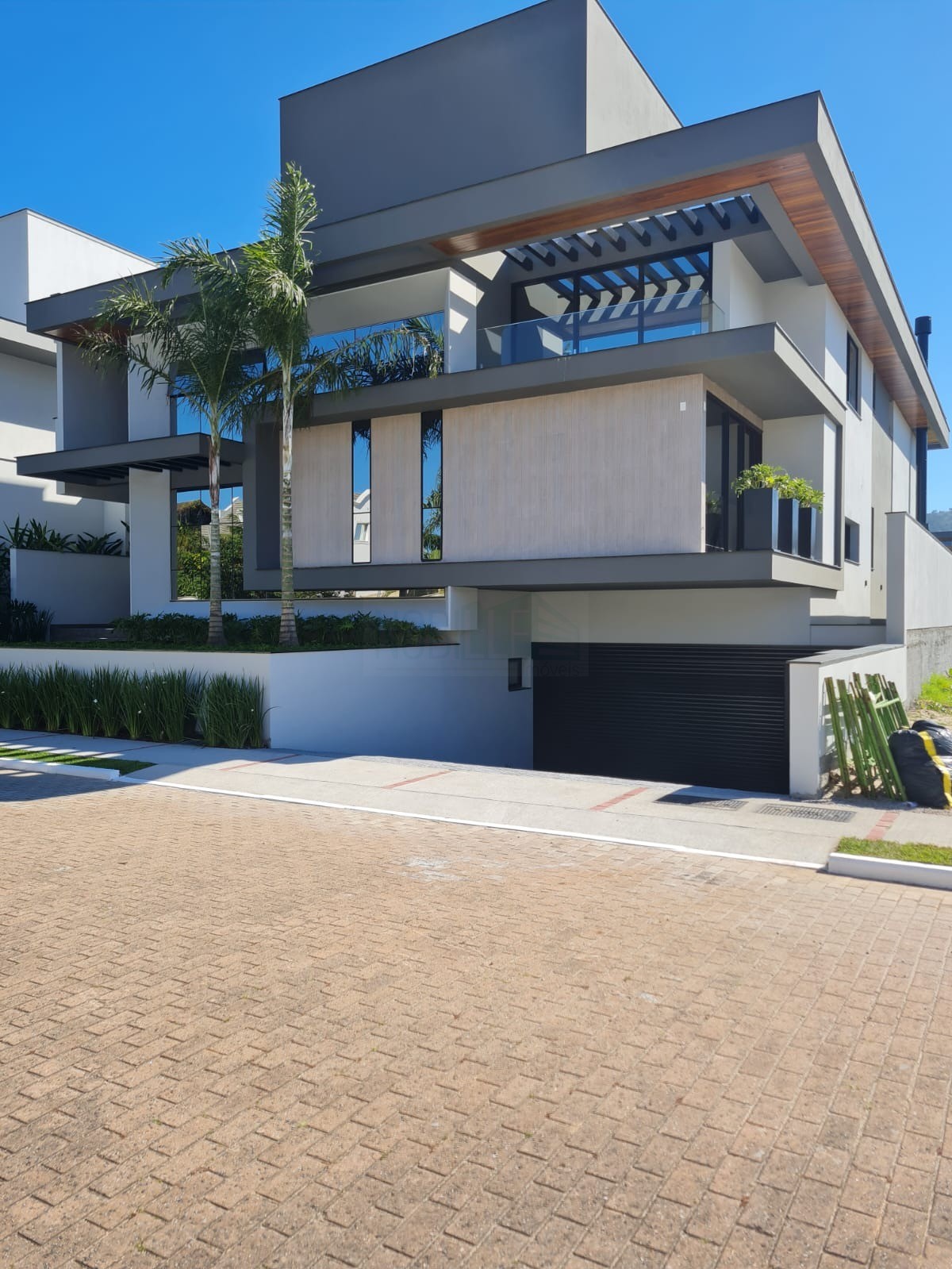 Casa em Condomínio Fechado em Jurerê Internacional com 06 dormitórios - Florianópolis/SC.