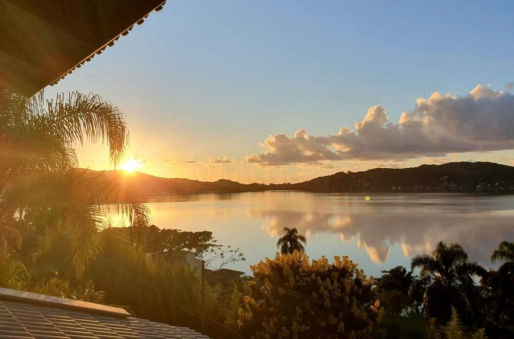 CASA DE ALTO PADRÃO À VENDA, COM VISTA TOTAL PARA LAGOA DA CONCEIÇÃO - FLORIANÓPOLIS/SC.
