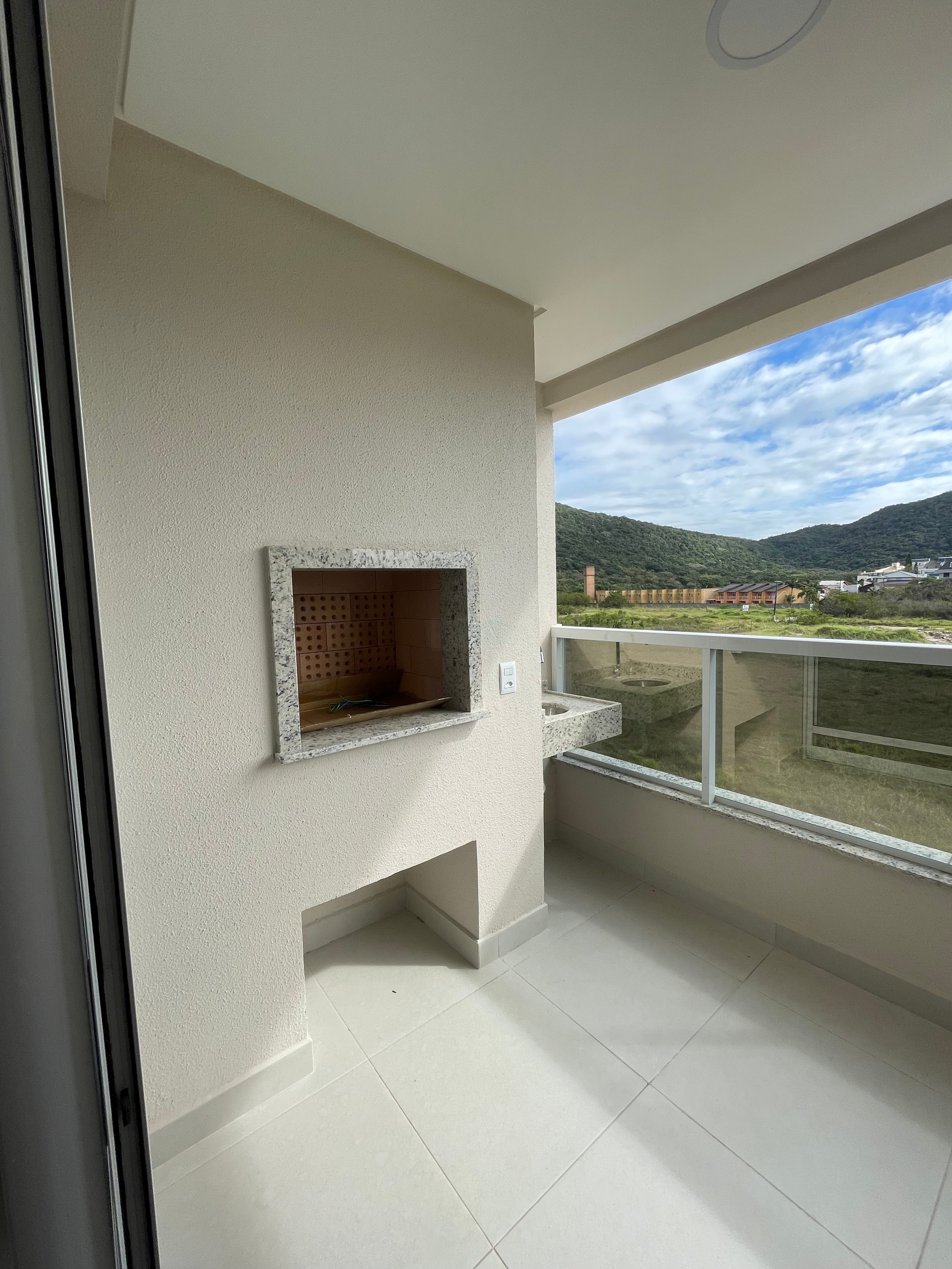 NOBILLE IMÓVEIS vende: Apartamento com 03 dormitórios, sendo 1 suíte, 94,61m², à aproximadamente 180 metros da praia dos Ingleses por R$ 800.000,00