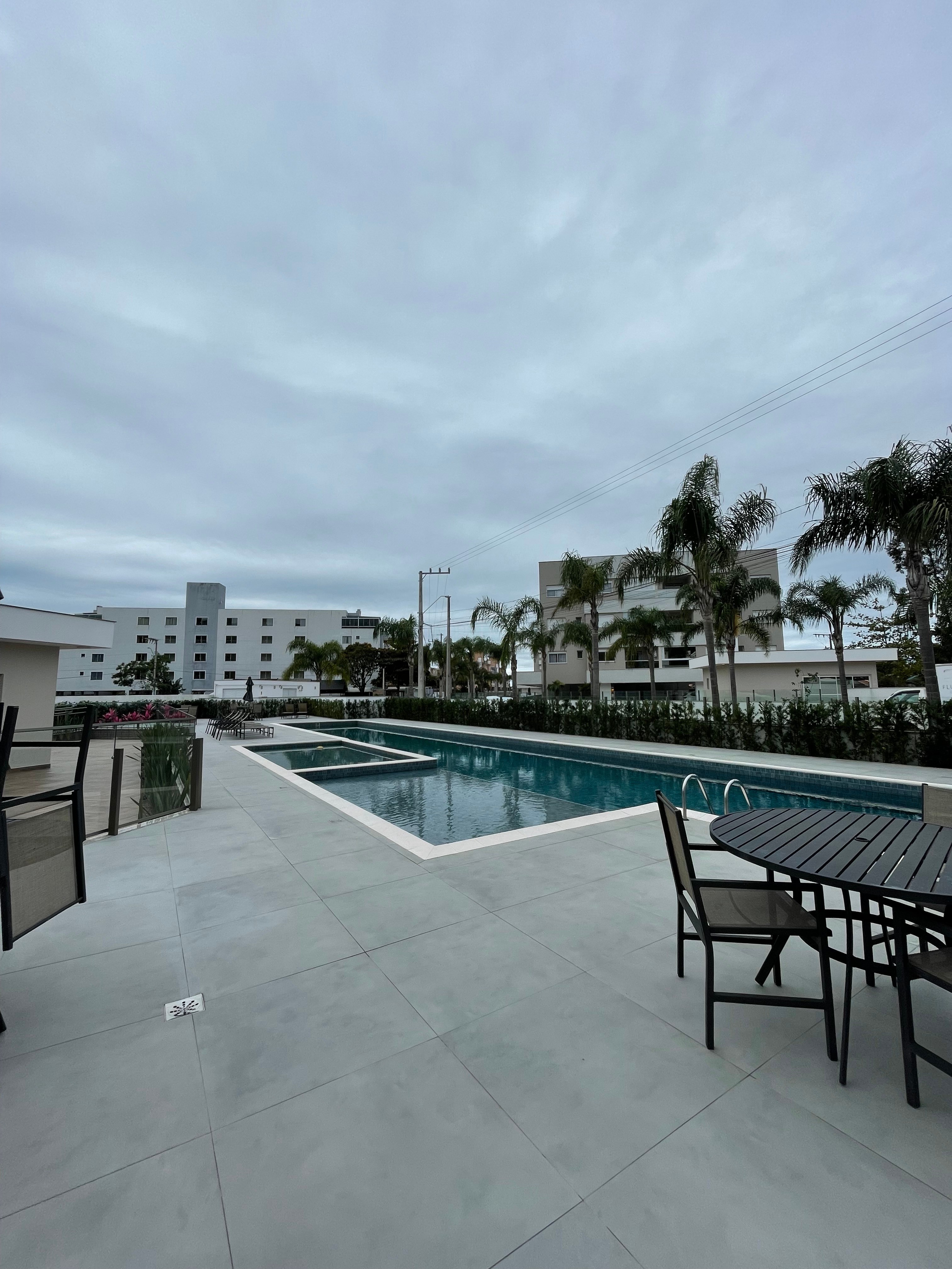 NOBILLE IMÓVEIS vende: Apartamento com 02 dormitórios, sendo 1 suíte, 79.54m², à aproximadamente 180 metros da praia dos Ingleses por R$ 650.000,00