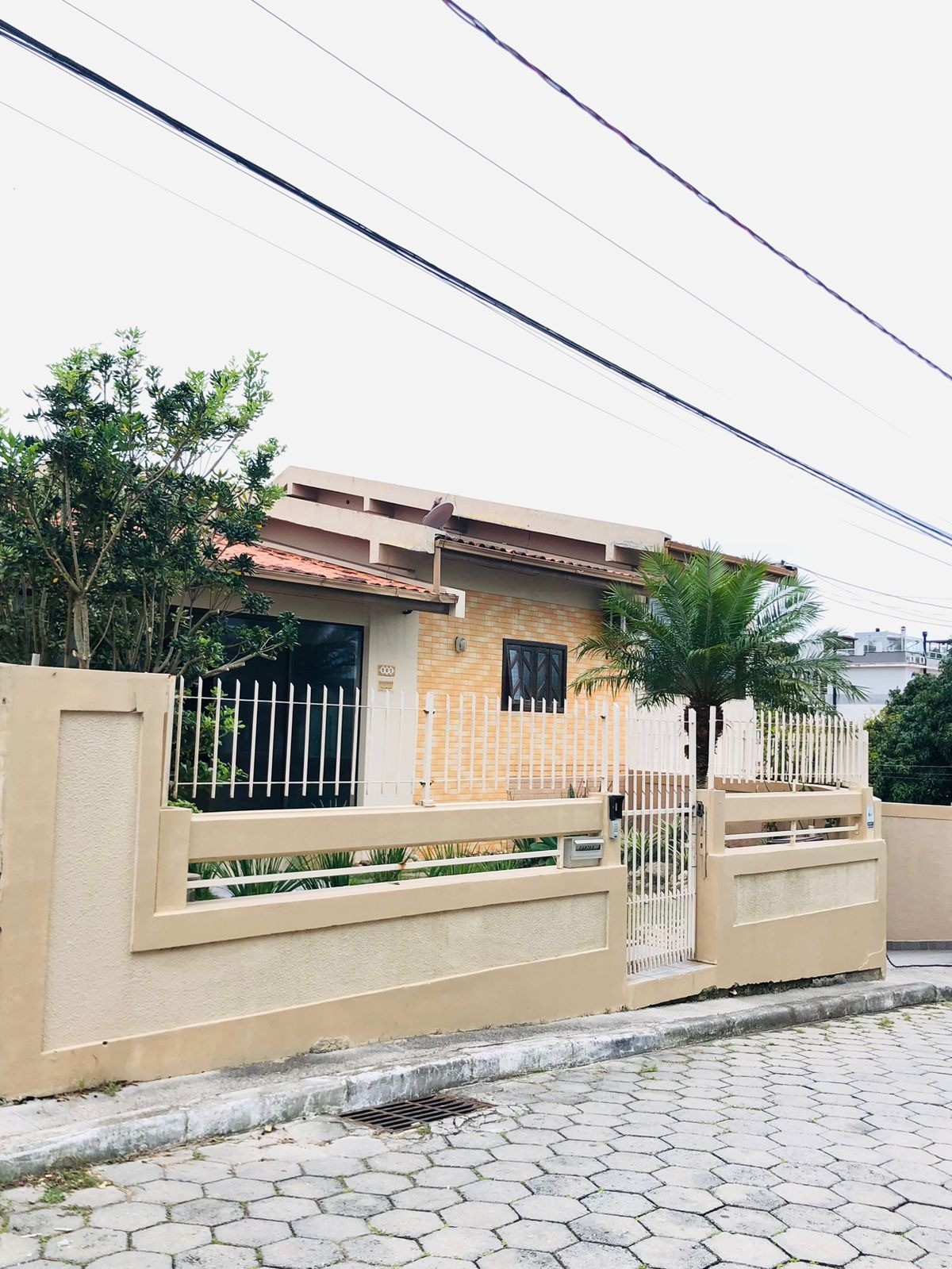 CASA COM 3 DORMITÓRIOS À VENDA A 300M DA PRAIA POR R$ 1250.000,00 - INGLESES DO RIO VERMELHO - FLORIANÓPOLIS/SC