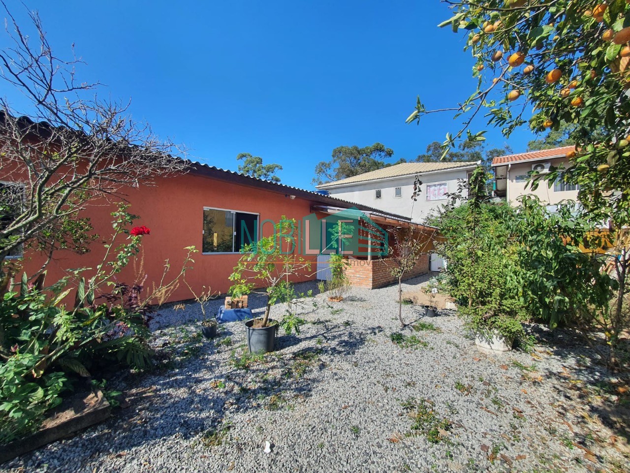 NOBILLE IMÓVEIS VENDE - Casa térrea em amplo terreno de 375m2 no Rio Vermelho em Florianópolis/SC.