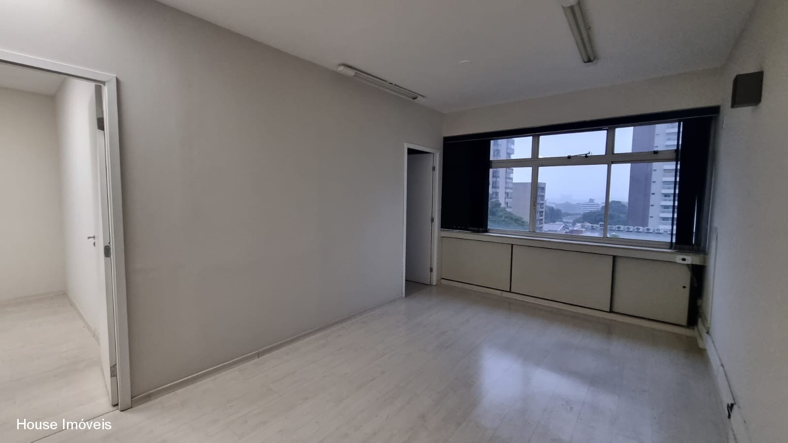 Sala comercial de alto padrão no Anhangabaú, Jundiaí-SP: 1 sala, 2 banheiros, 1 vaga de garagem, 85,00 m². Venha conferir!