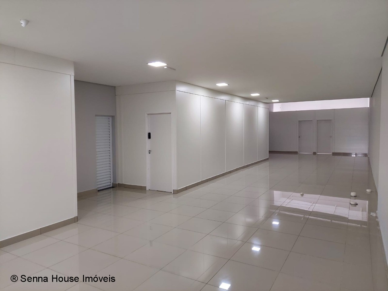 Excelente Sala Comercial no Centro de Jundiaí-SP: 2 Salas, 4 Banheiros, 270m² de Área!