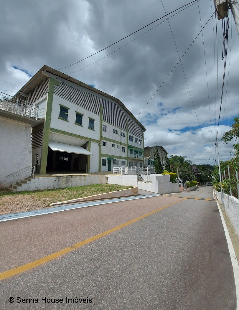 Locação de Galpão Industrial em Condomínio de Alto Padrão em Jarinu-SP, Bairro Soares: 2 Salas, 3 Banheiros, 10 Vagas - 1.900,00 m².
