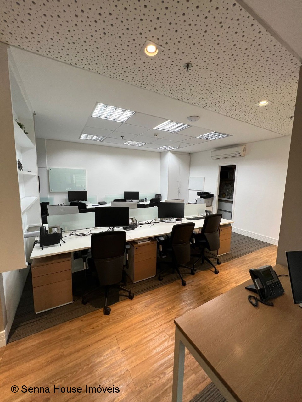 Espaço de Trabalho de Primeira Classe: Sala Pronta para o Sucesso Empresarial!