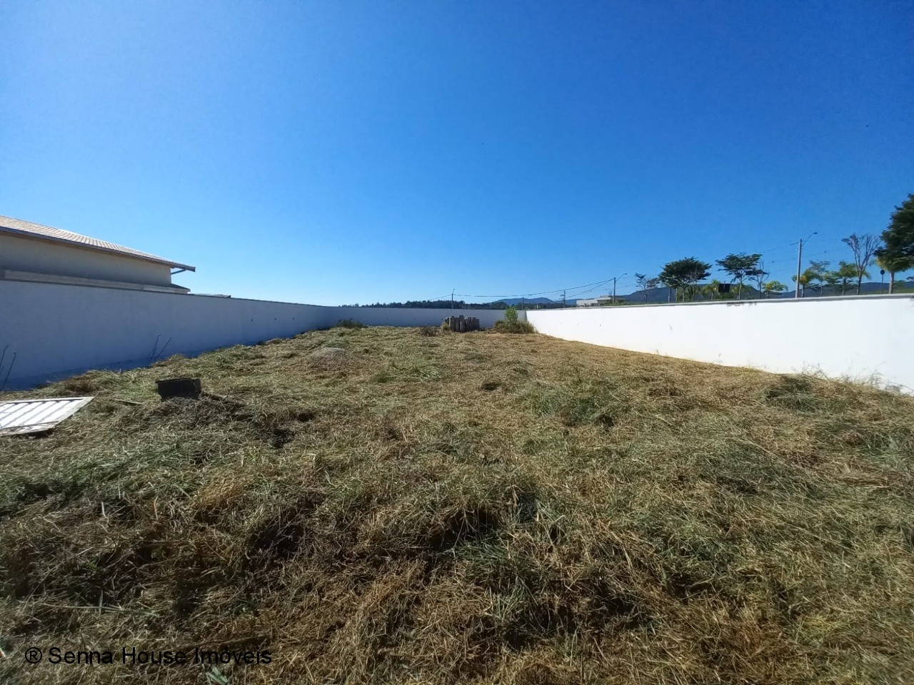 Terreno de 800m² em condomínio fechado premium! Club House completo, segurança 24h, a 30min do centro de SP. Vista incrível para Serra do Japi. Pronto