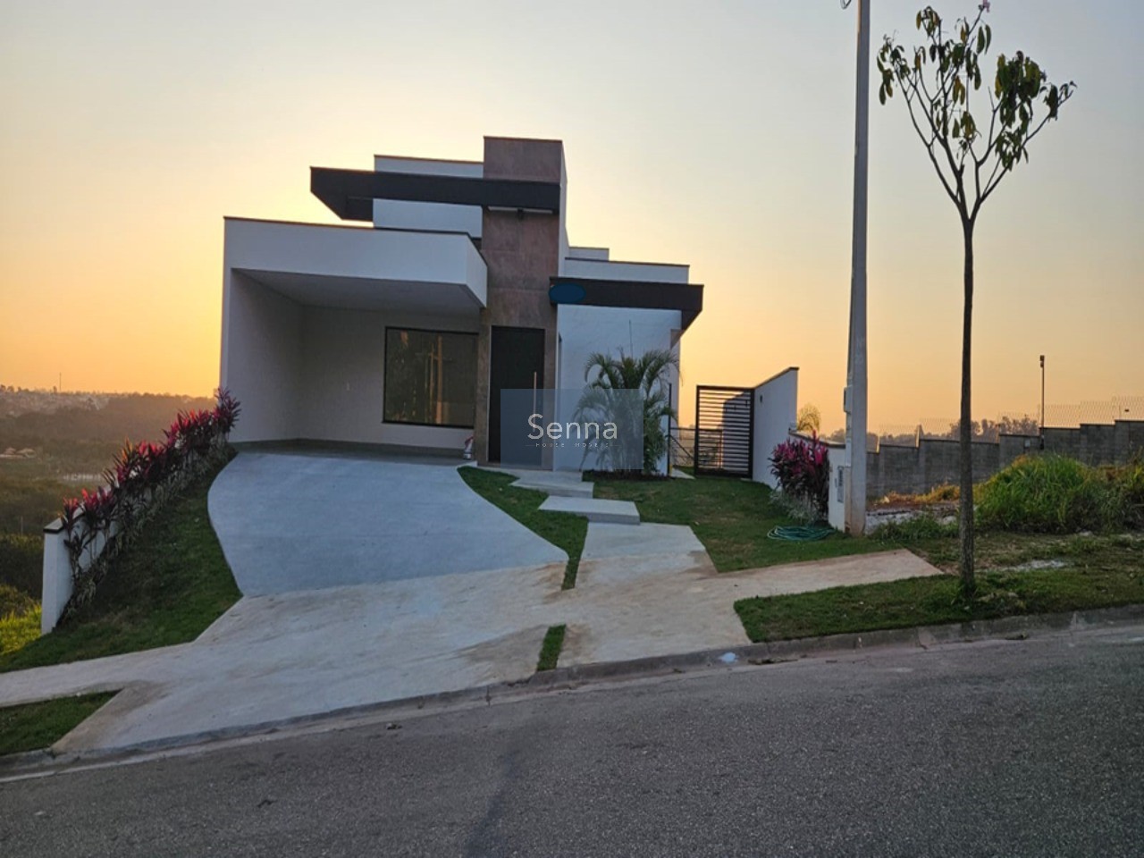 Luxuosa Casa em Condomínio à Venda em Jundiaí-SP, Jardim Florestal: 3 quartos, 3 suítes, 2 salas, 5 banheiros, 4 vagas, 271m².