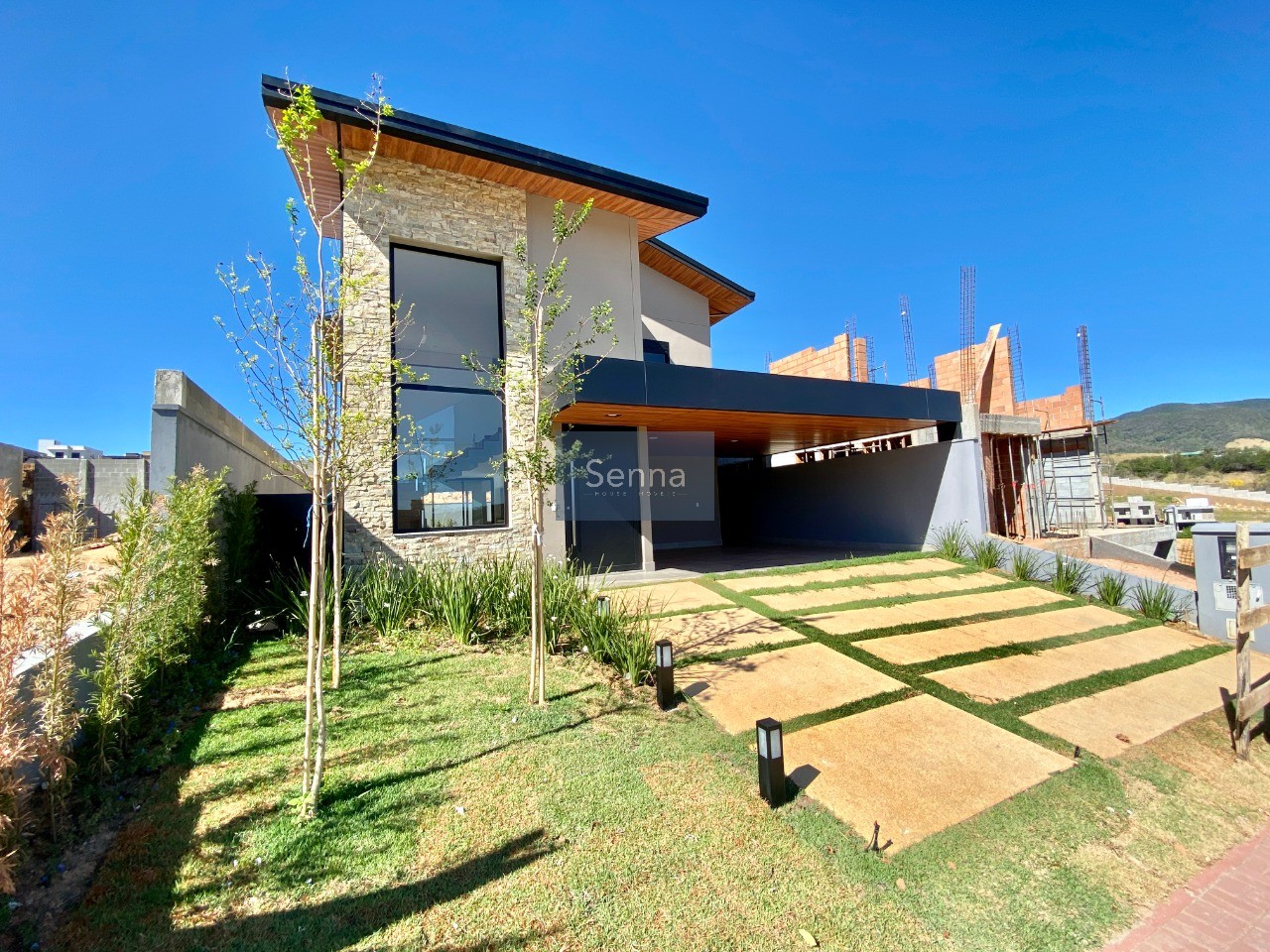 Impecável residência de alto padrão em Jundiaí-SP: 3 quartos, 3 suítes, 3 salas, 4 banheiros, 4 vagas, 300m² no Jardim Novo Mundo. Venha conhecer!