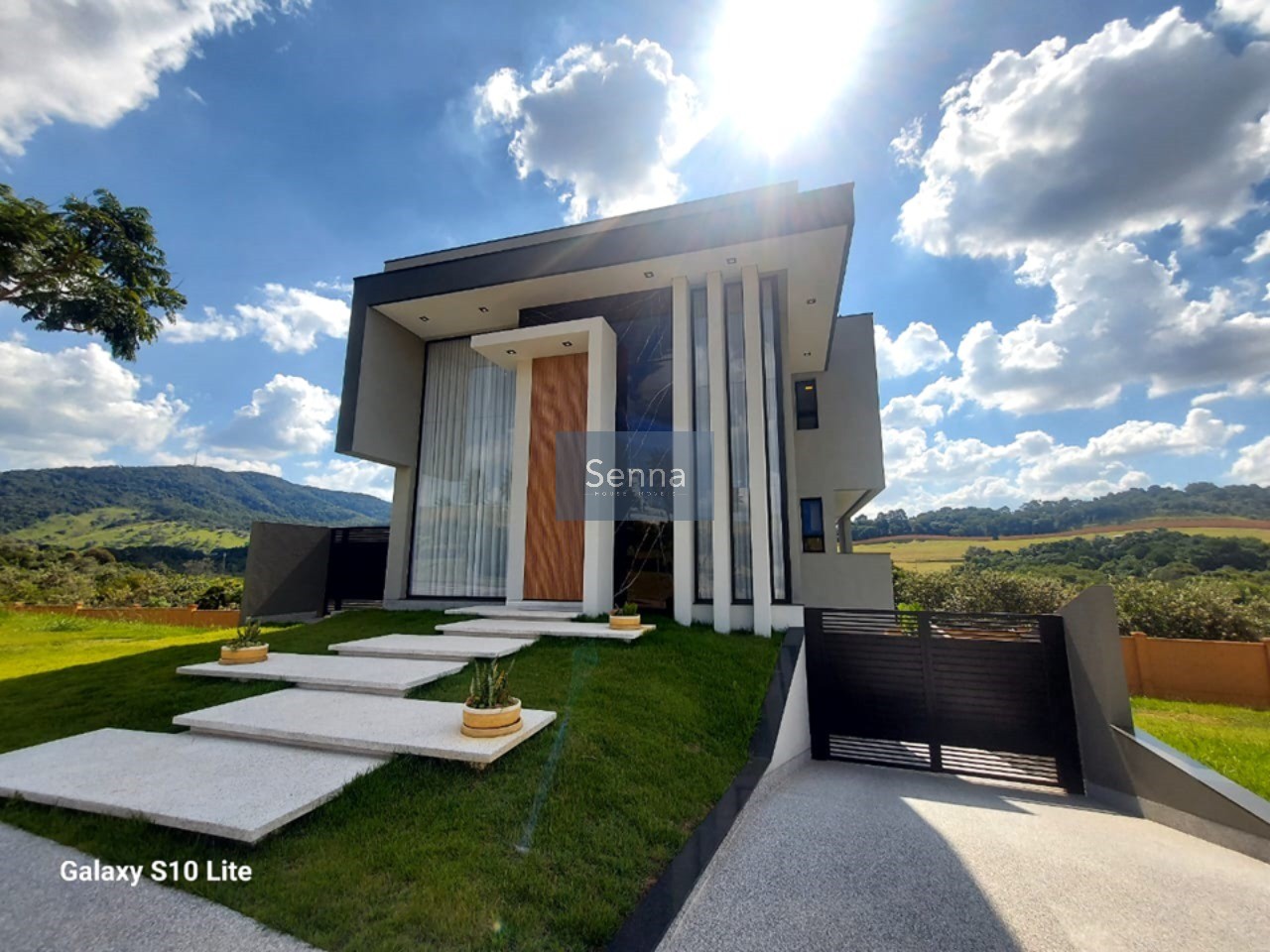 Imperdível casa à venda em cidade: 4 quartos, 4 suítes, 2 salas, 6 banheiros, 5 vagas 476,24 m² de área. Venha conferir!