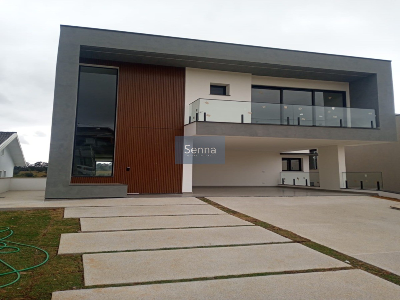 Residência de alto padrão no Condomínio de Medeiros, Jundiaí-SP: 4 quartos, 4 suítes, 3 salas, 6 banheiros, 9 vagas, 500m².