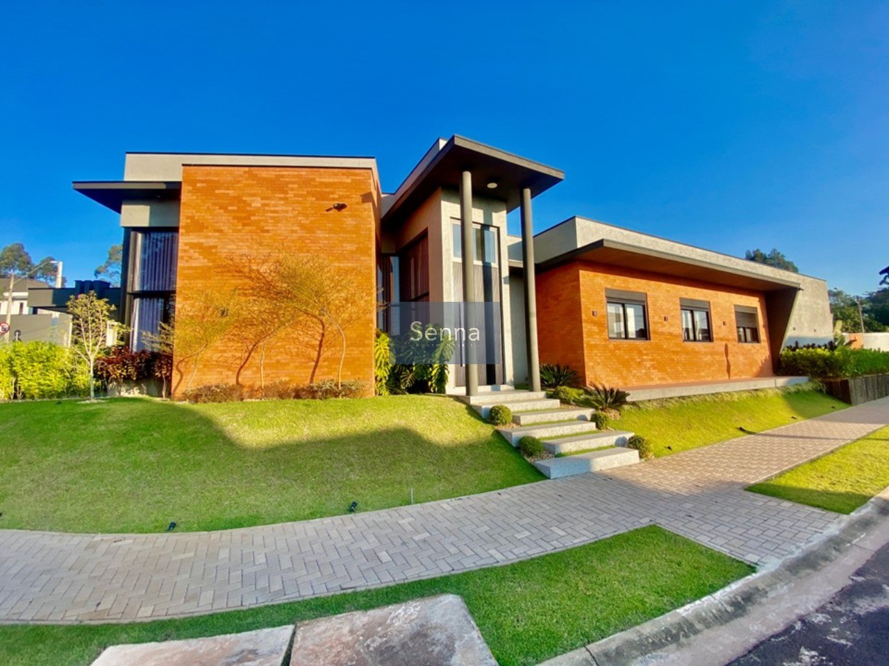 Imperdível oportunidade! Casa à venda em Jundiaí-SP, bairro Jardim Celeste, 3 quartos, 1 suíte, 2 salas, 4 vagas de garagem, 192 m².