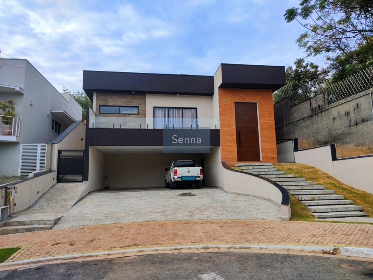 Imperdível casa à venda em Louveira-SP, no Residencial Aziz! 3 quartos, 3 suítes, 2 salas, 5 banheiros, 4 vagas, 280m².