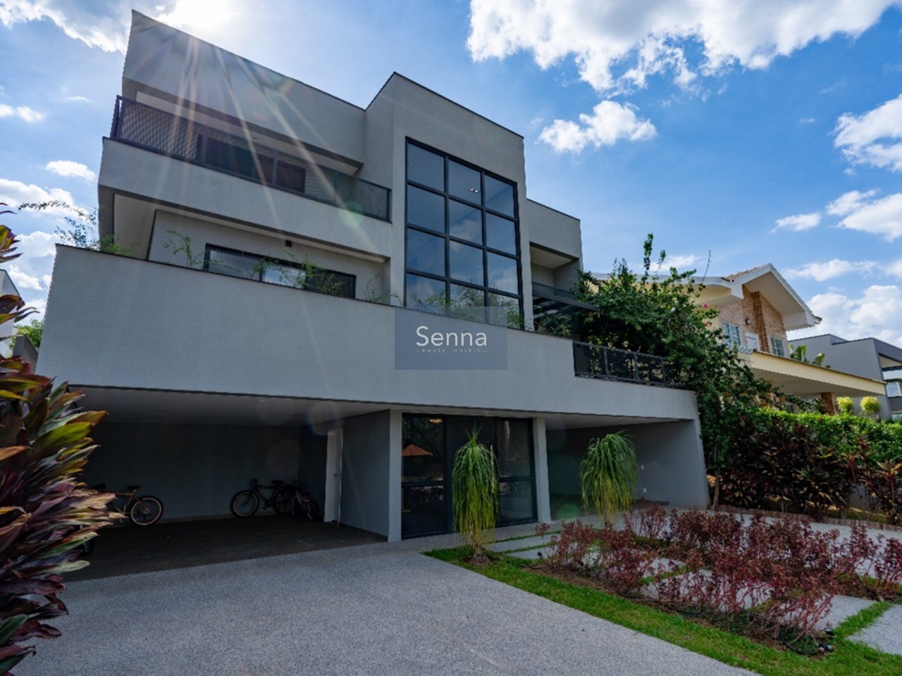 Imperdível oportunidade de adquirir casa de alto padrão em condomínio no bairro Medeiros, Jundiaí-SP! 5 quartos, 5 suítes, 4 salas, 7 banheiros, 8 vagas e 486m² de área!