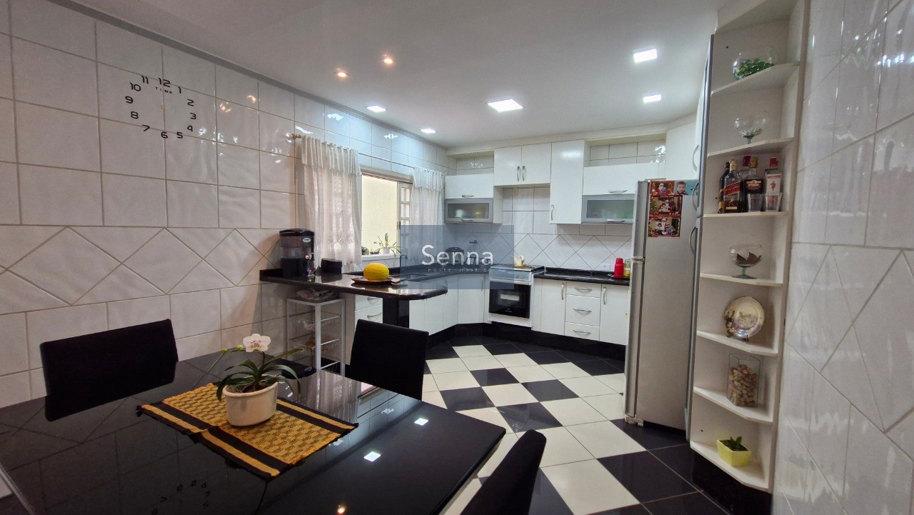 Locação e Venda - Na Venda Estuda Permuta por Apartamento - Casa / Apartamento / Carro