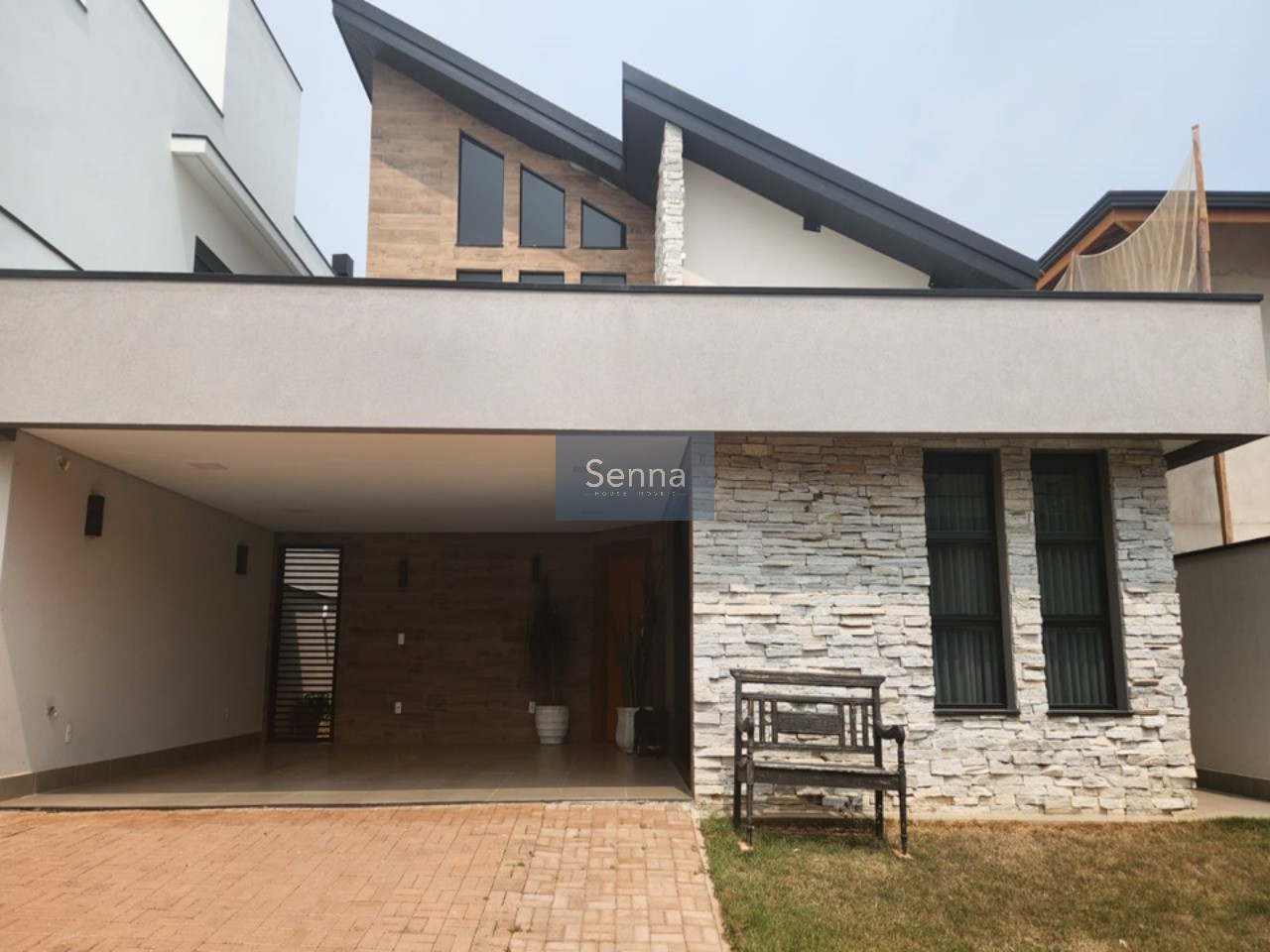 Imperdível oportunidade de compra: Casa de 4 quartos, 1 suíte, 2 salas, 4 banheiros, 4 vagas de garagem e 252,00 m² em Jundiaí-SP no Jardim Novo Mundo.