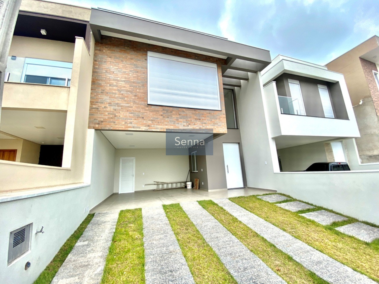 Imperdível oportunidade! Casa à venda em Jundiaí-SP, Jardim Celeste, 3 quartos, 1 suíte, 2 salas, 3 banheiros, 4 vagas, 156m².