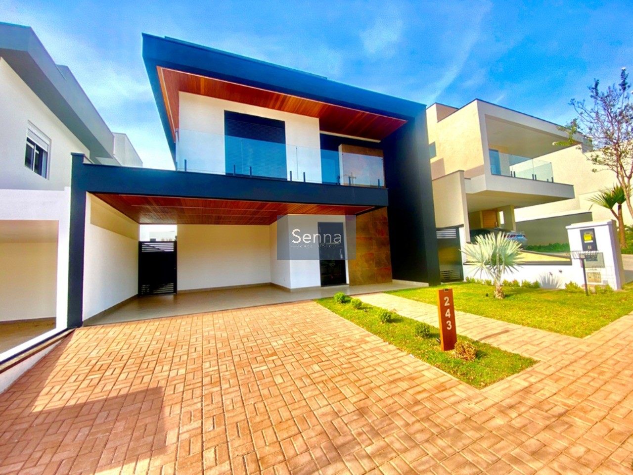 Imperdível oportunidade de casa à venda em Jundiaí-SP, no bairro Jardim Novo Mundo, com 3 quartos, 3 suítes, 2 salas, 5 banheiros, 4 vagas de garagem e 279m²!