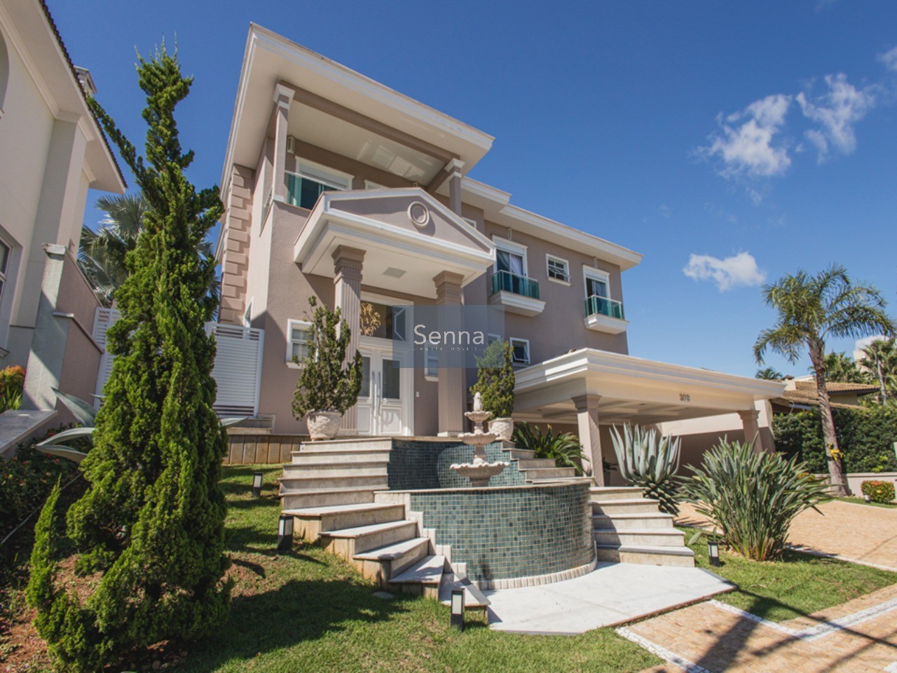 Luxuosa casa em condomínio à venda em Jundiaí Mirim, 4 quartos, 4 suítes, 2 salas, 6 banheiros, 6 vagas de garagem, 585m².