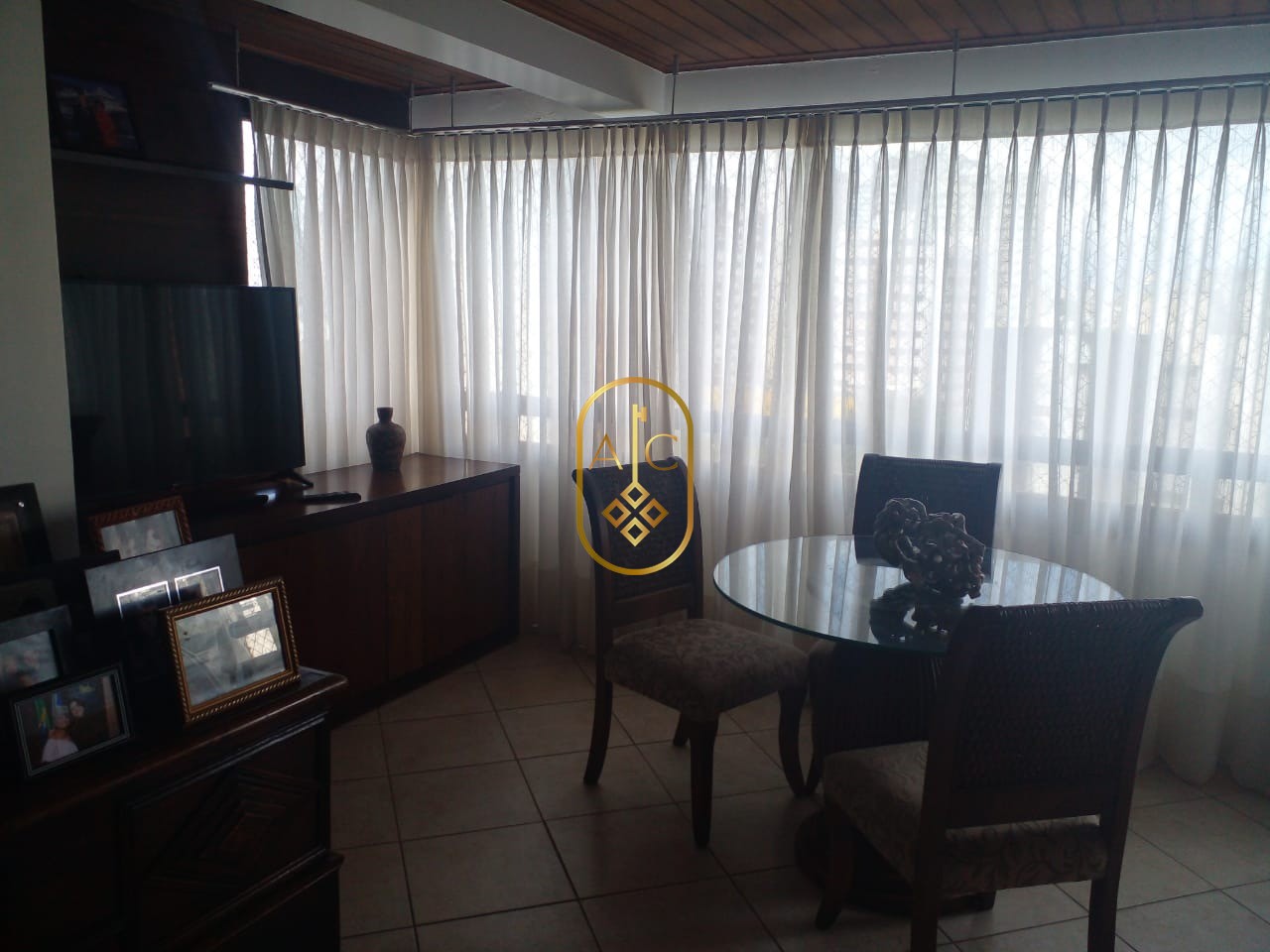 Apartamento nascente na Pituba, 4 quartos sendo 3 suítes, 4 vagas na garagem.