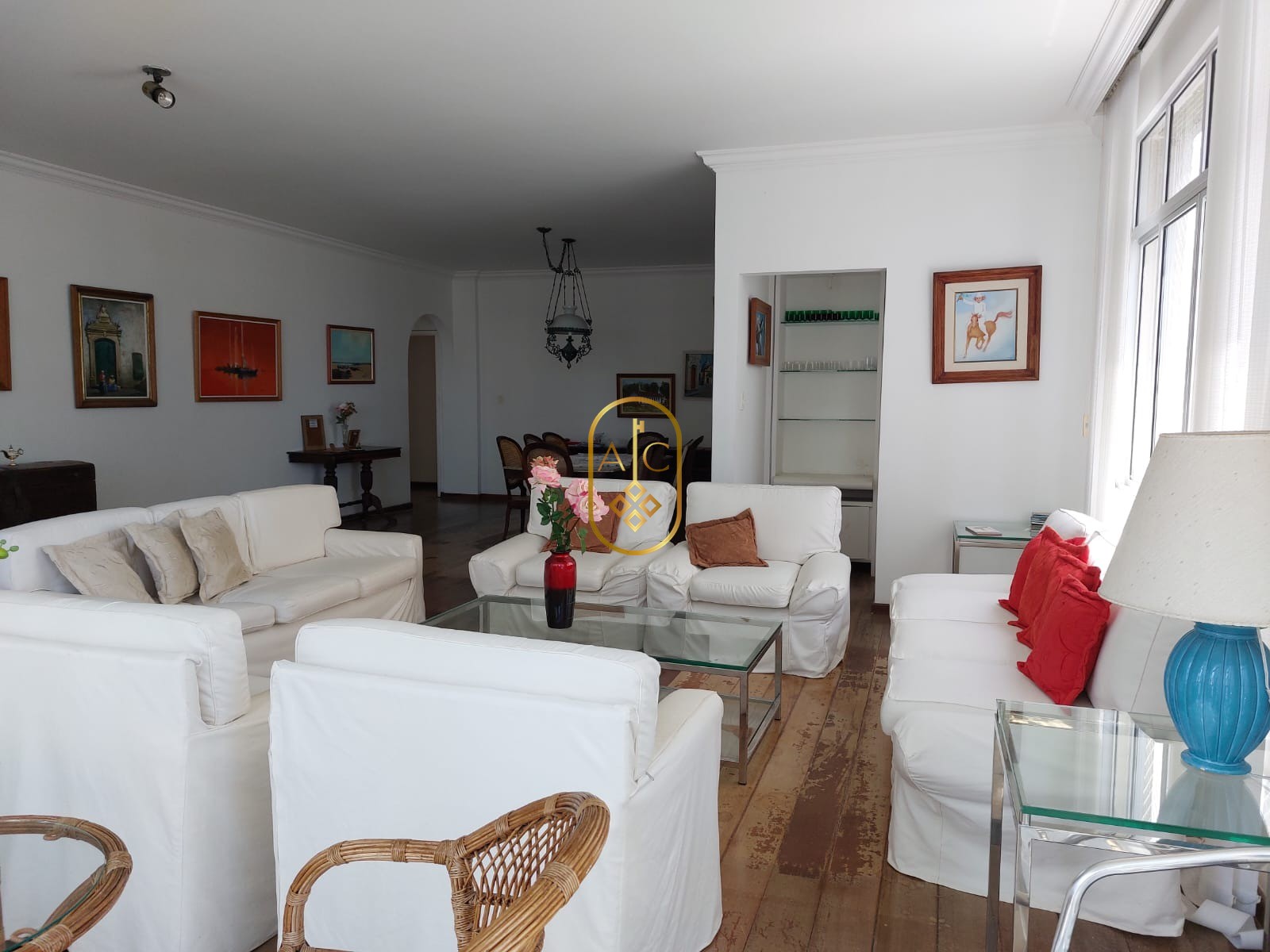 Apartamento na Graça, 4 quartos sendo 1 suíte, 3 vagas na garagem.