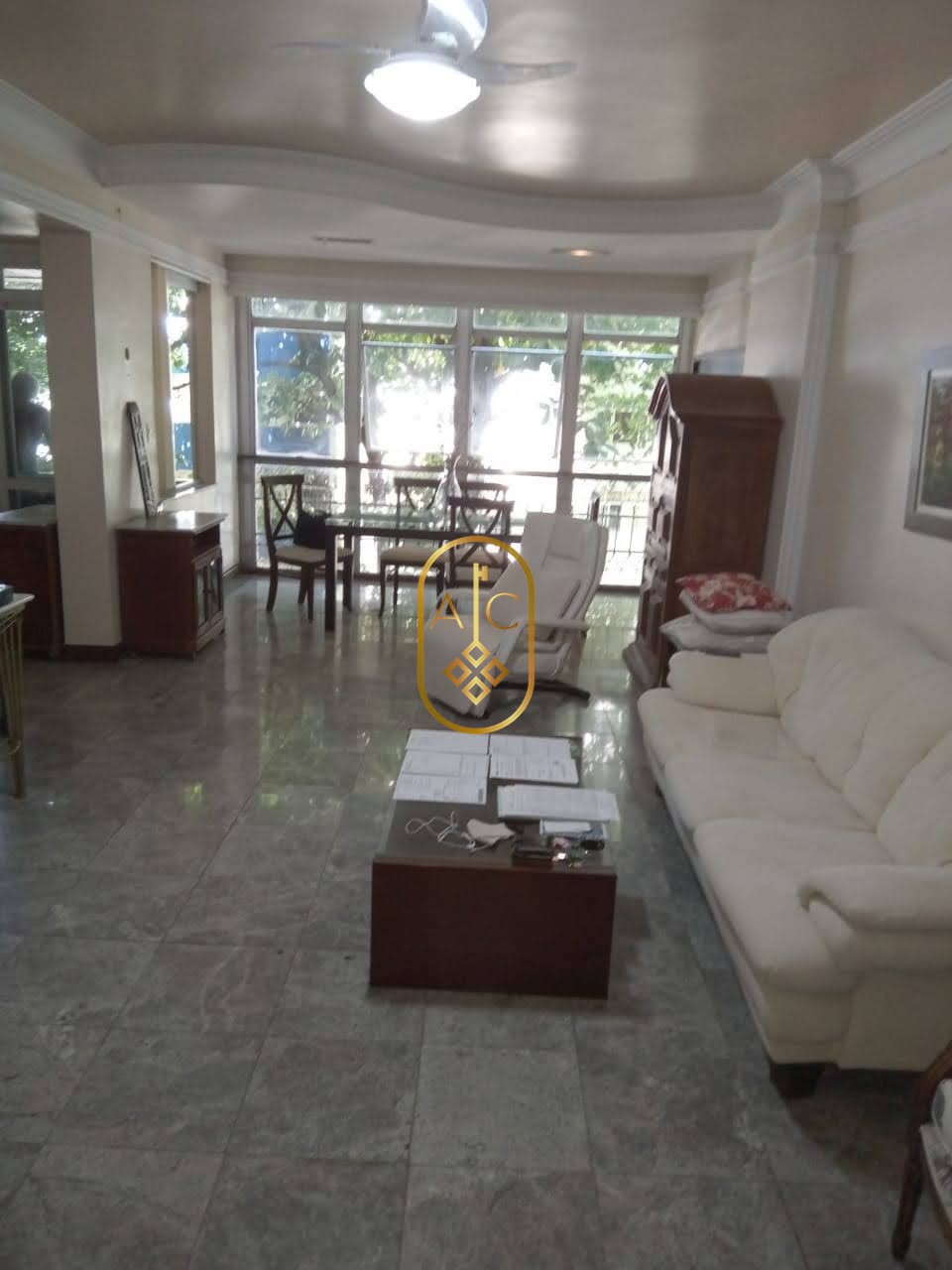 Apartamento na Barra, 4 quartos sendo 2 suítes, 2 vagas na garagem.