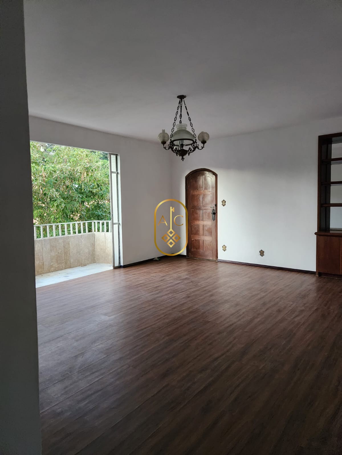 Apartamento amplo, 4 quartos sendo 1 suíte, 2 vagas, Ondina
