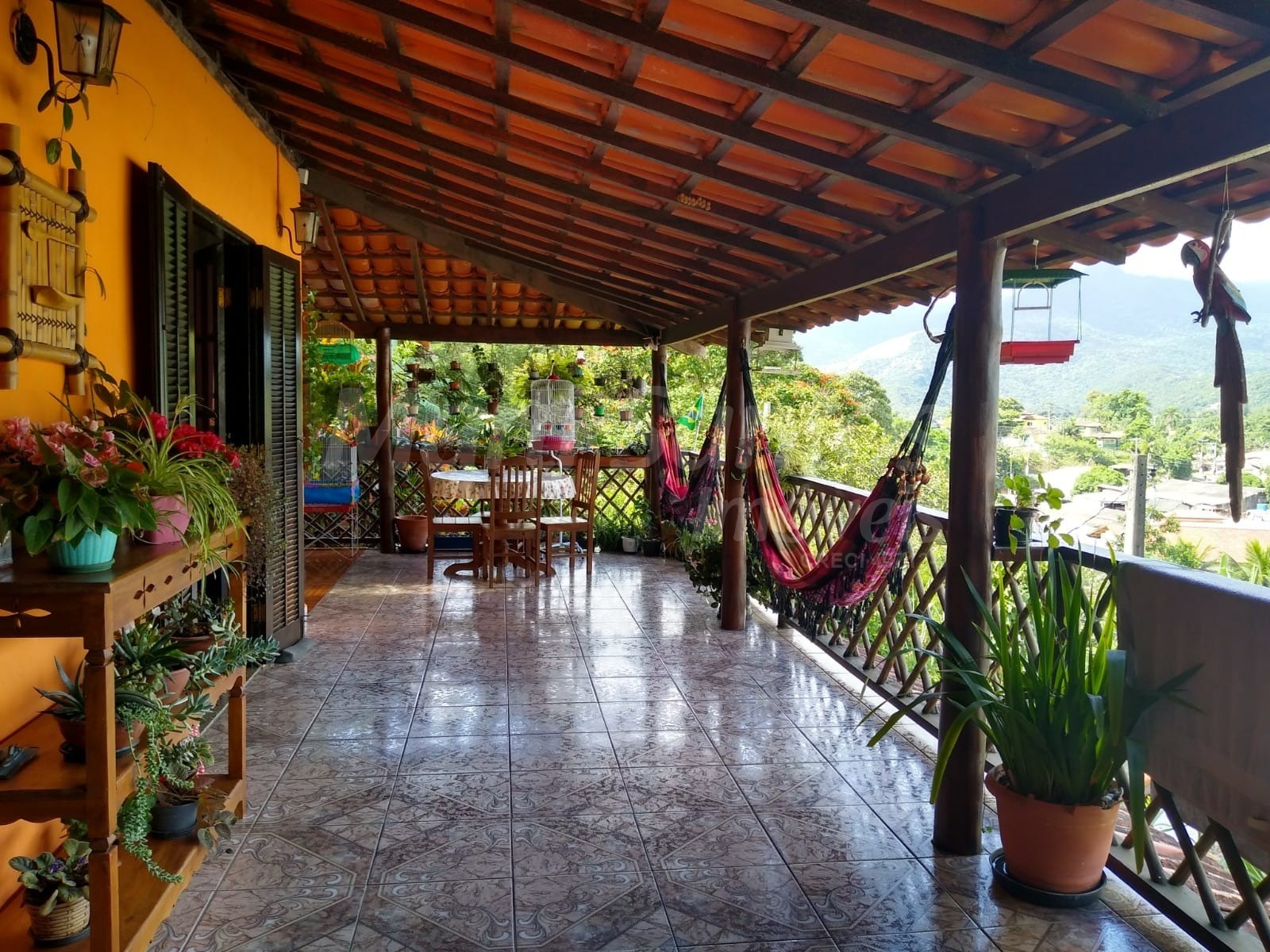 CASA (SOBRADO) À VENDA COM 2 CHALÉS NA BARRA VELHA EM ILHABELA-SP.