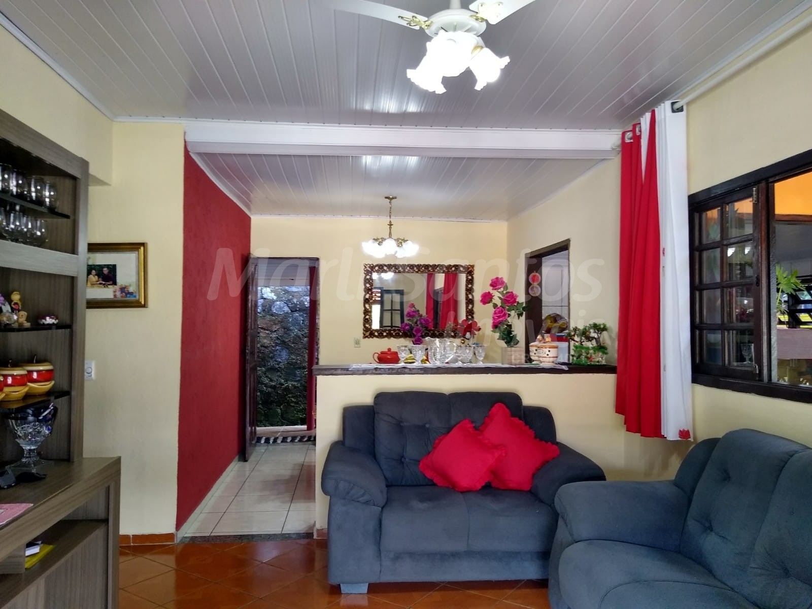 Casa (sobrado) à venda com 2 chalés na barra velha em ilhabela-sp.