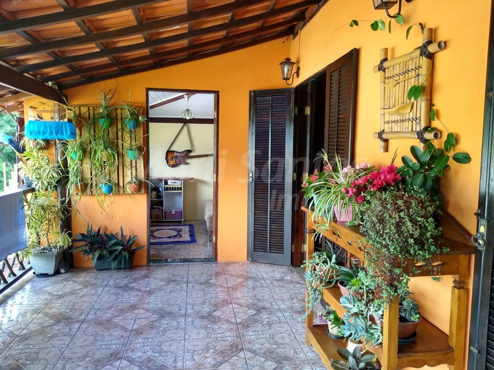 Casa (sobrado) à venda com 2 chalés na barra velha em ilhabela-sp.