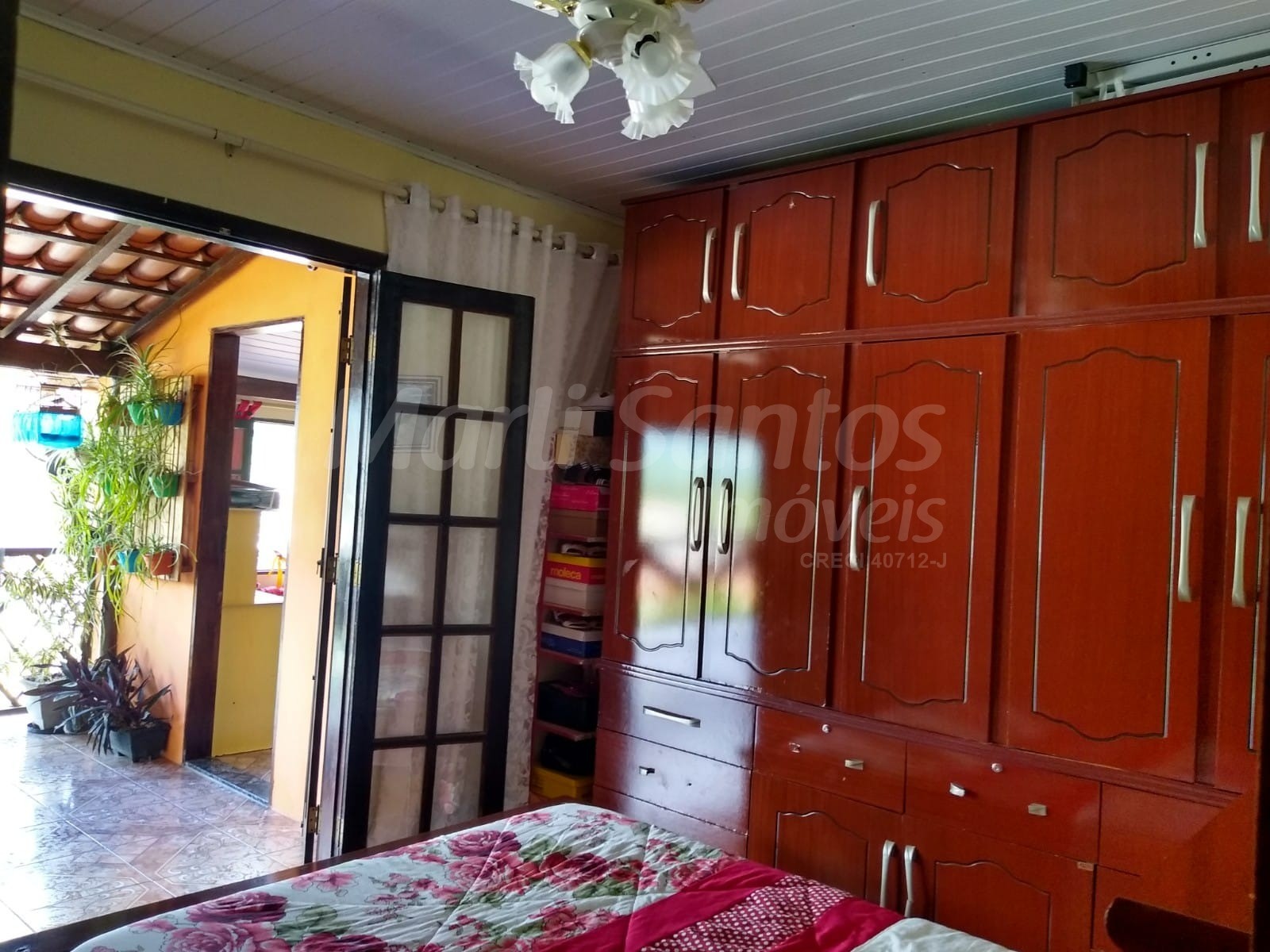 Casa (sobrado) à venda com 2 chalés na barra velha em ilhabela-sp.