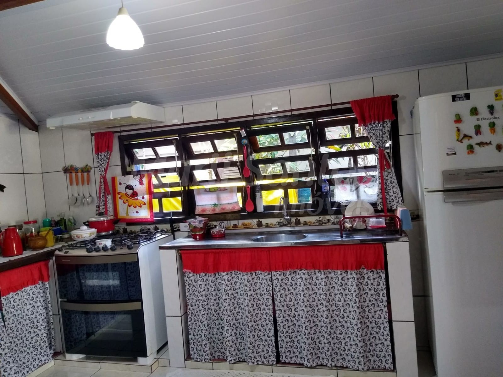 Casa (sobrado) à venda com 2 chalés na barra velha em ilhabela-sp.
