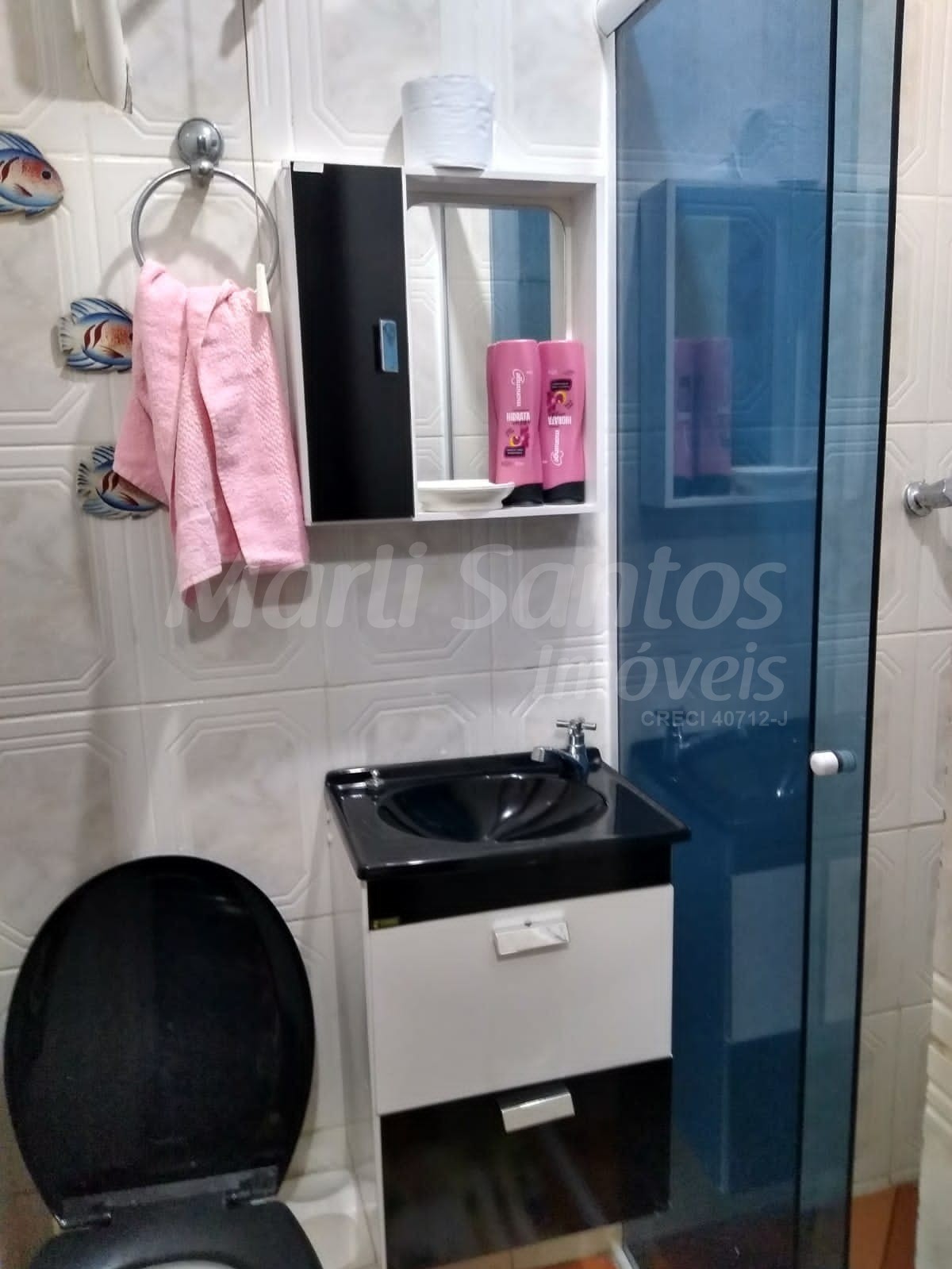 Casa (sobrado) à venda com 2 chalés na barra velha em ilhabela-sp.